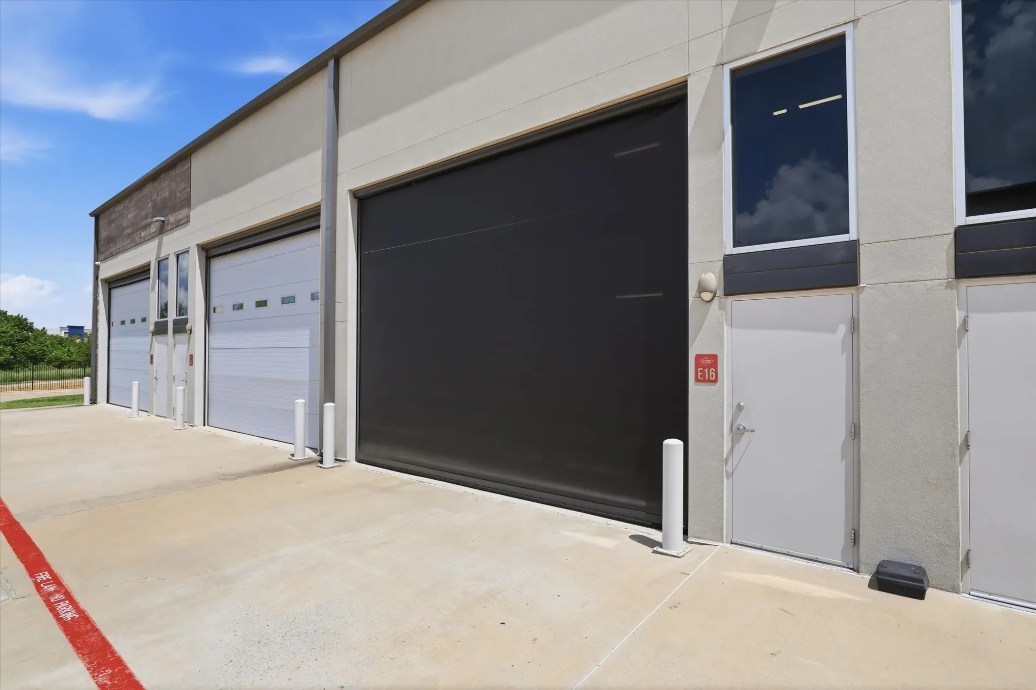 Full width garage screen floods the space with natural light