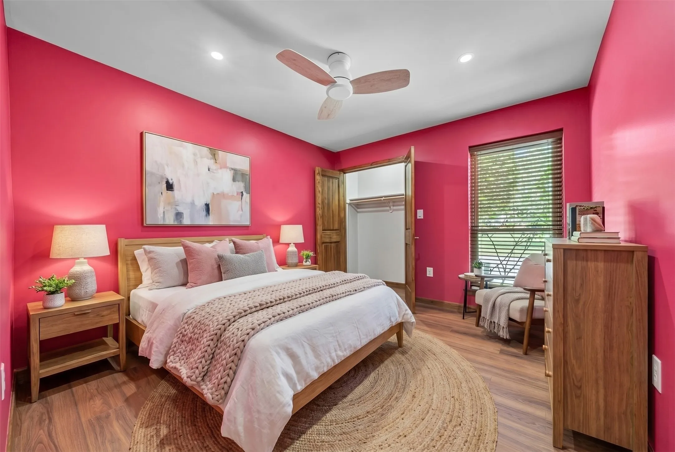 Secondary bedroom.