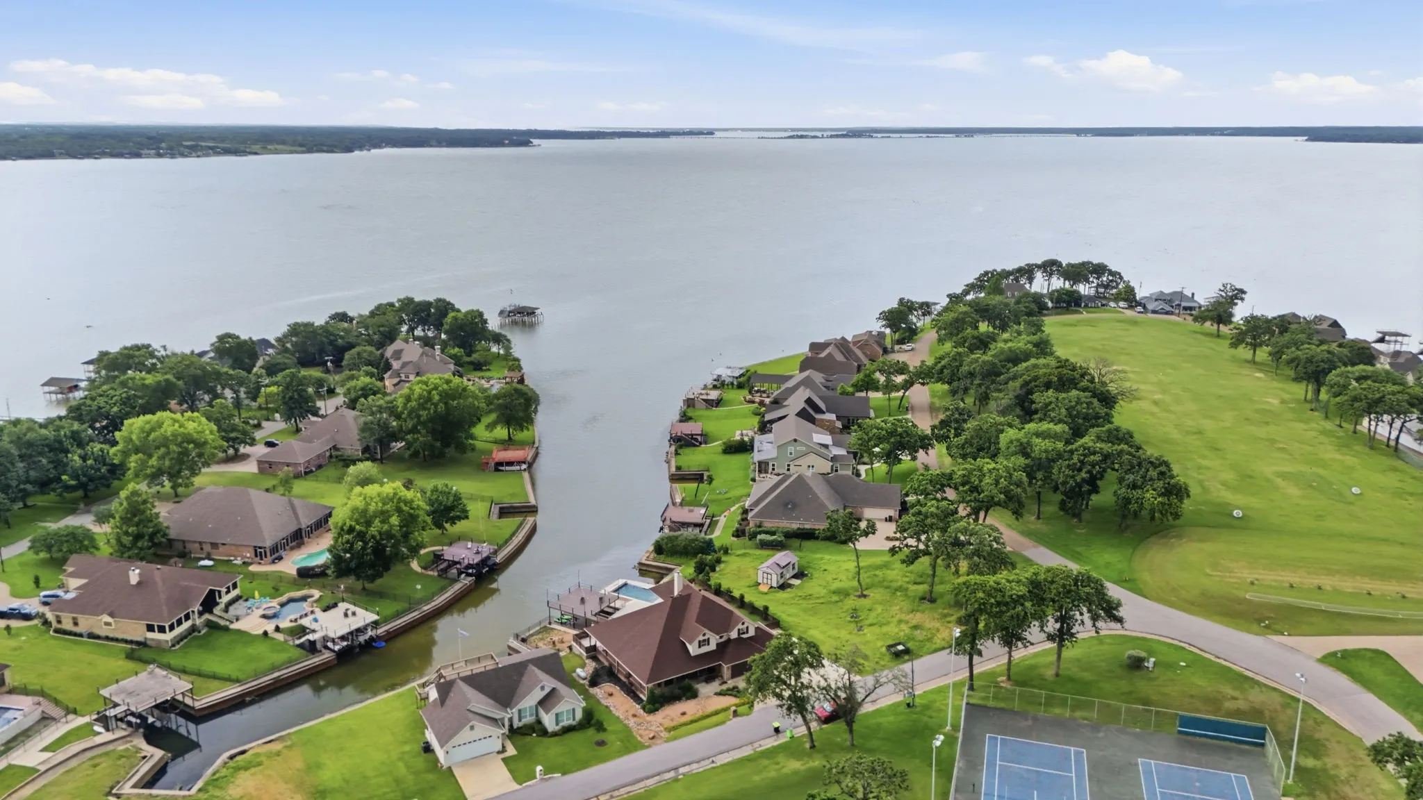 Single Family Residence For Sale in Kaufman County , 19022 Tennis Court Drive, Kemp, Texas 75143, 5 Bedroom, 4 Bathroom, 3 Garage spaces, 3,062 Sqft, built in 2005, mls#21291735, Real Estate Agent in Kemp, Homes For Sale in Kaufman county, Homes For Sale in Kemp, Realtor in Kemp Texas, Real Estate Brokerage Independent Realty Texas, Luminita Cordes Realtor