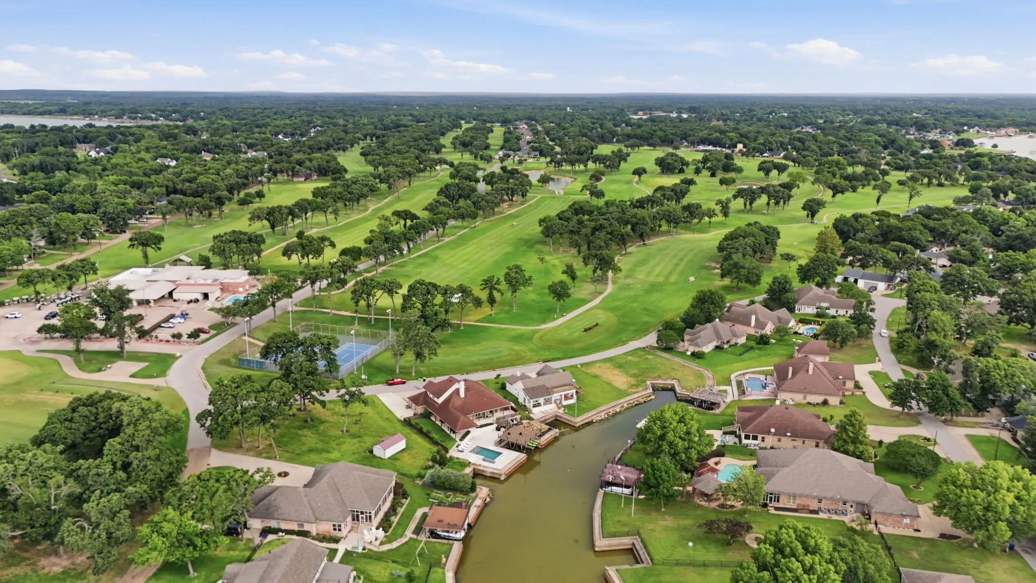 Single Family Residence For Sale in Kaufman County , 19022 Tennis Court Drive, Kemp, Texas 75143, 5 Bedroom, 4 Bathroom, 3 Garage spaces, 3,062 Sqft, built in 2005, mls#21291735, Real Estate Agent in Kemp, Homes For Sale in Kaufman county, Homes For Sale in Kemp, Realtor in Kemp Texas, Real Estate Brokerage Independent Realty Texas, Luminita Cordes Realtor