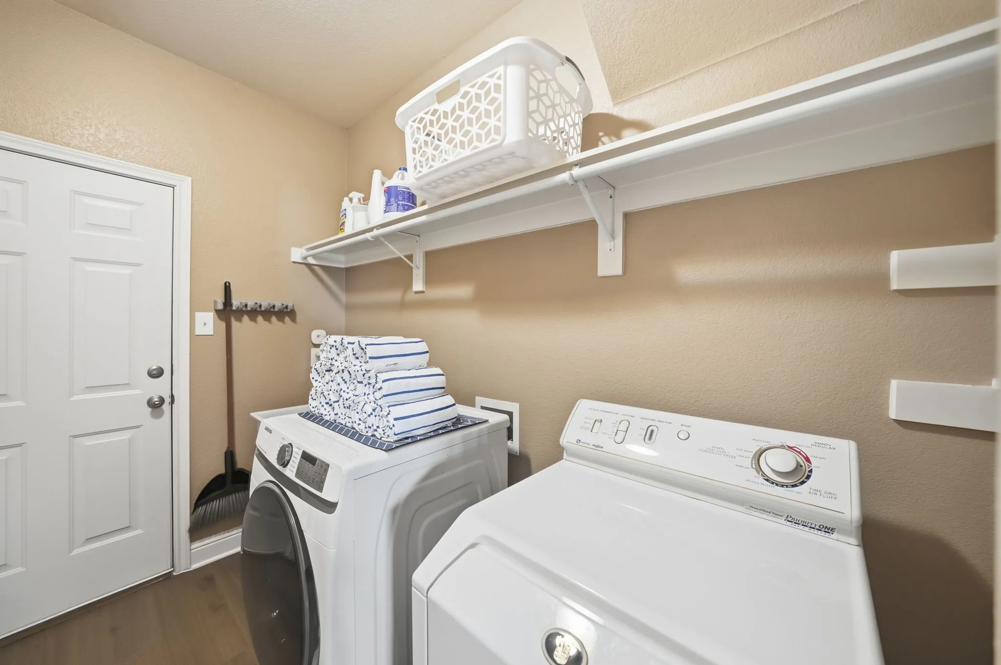Single Family Residence For Sale in Kaufman County , 19022 Tennis Court Drive, Kemp, Texas 75143, 5 Bedroom, 4 Bathroom, 3 Garage spaces, 3,062 Sqft, built in 2005, mls#21291735, Real Estate Agent in Kemp, Homes For Sale in Kaufman county, Homes For Sale in Kemp, Realtor in Kemp Texas, Real Estate Brokerage Independent Realty Texas, Luminita Cordes Realtor
