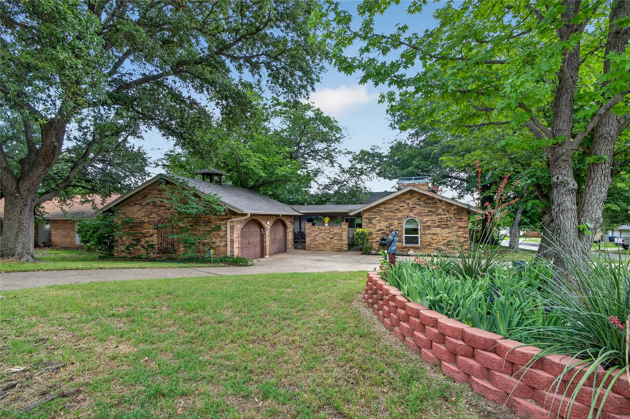 Single Family Residence For Sale in Tarrant County , 5310 Westminster Court S, Fort Worth, Texas 76133, 3 Bedroom, 2 Bathroom, 2 Garage spaces, 1,788 Sqft, built in 1969, mls#21282277, Real Estate Agent in Fort Worth, Homes For Sale in Tarrant county, Homes For Sale in Fort Worth, Realtor in Fort Worth Texas, Real Estate Brokerage Independent Realty Texas, Luminita Cordes Realtor