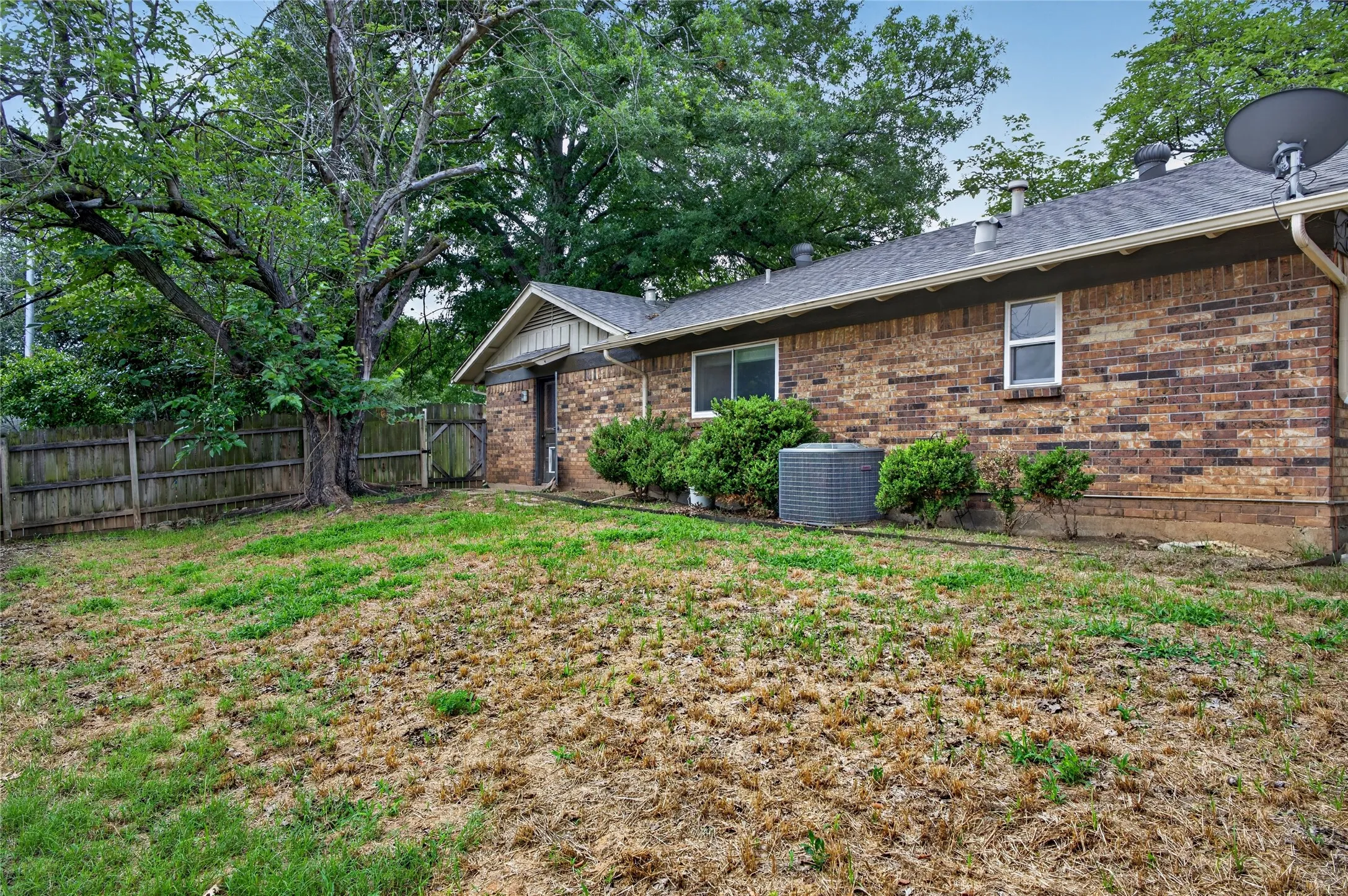 Single Family Residence For Sale in Tarrant County , 5310 Westminster Court S, Fort Worth, Texas 76133, 3 Bedroom, 2 Bathroom, 2 Garage spaces, 1,788 Sqft, built in 1969, mls#21282277, Real Estate Agent in Fort Worth, Homes For Sale in Tarrant county, Homes For Sale in Fort Worth, Realtor in Fort Worth Texas, Real Estate Brokerage Independent Realty Texas, Luminita Cordes Realtor