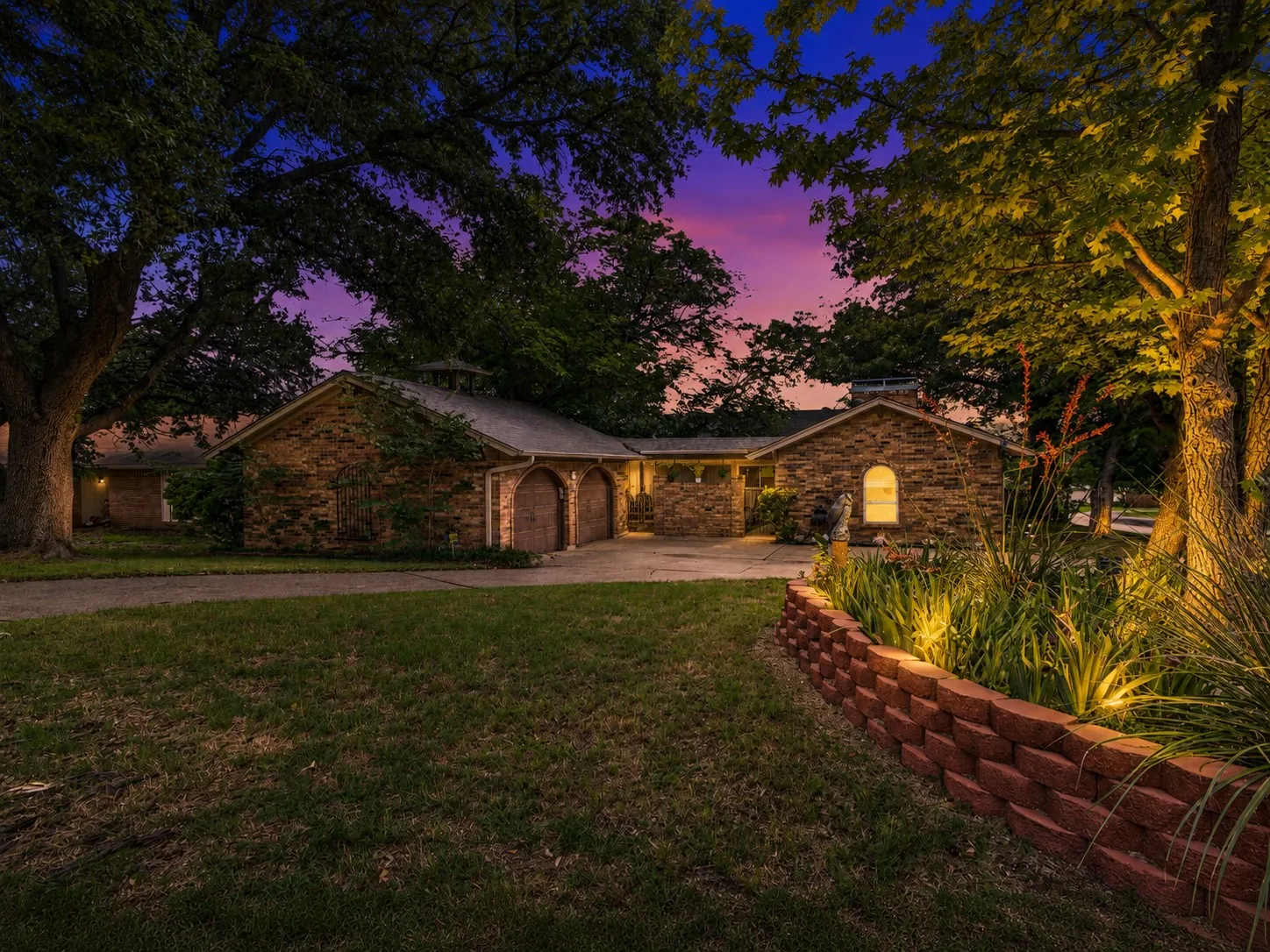 Single Family Residence For Sale in Tarrant County , 5310 Westminster Court S, Fort Worth, Texas 76133, 3 Bedroom, 2 Bathroom, 2 Garage spaces, 1,788 Sqft, built in 1969, mls#21282277, Real Estate Agent in Fort Worth, Homes For Sale in Tarrant county, Homes For Sale in Fort Worth, Realtor in Fort Worth Texas, Real Estate Brokerage Independent Realty Texas, Luminita Cordes Realtor