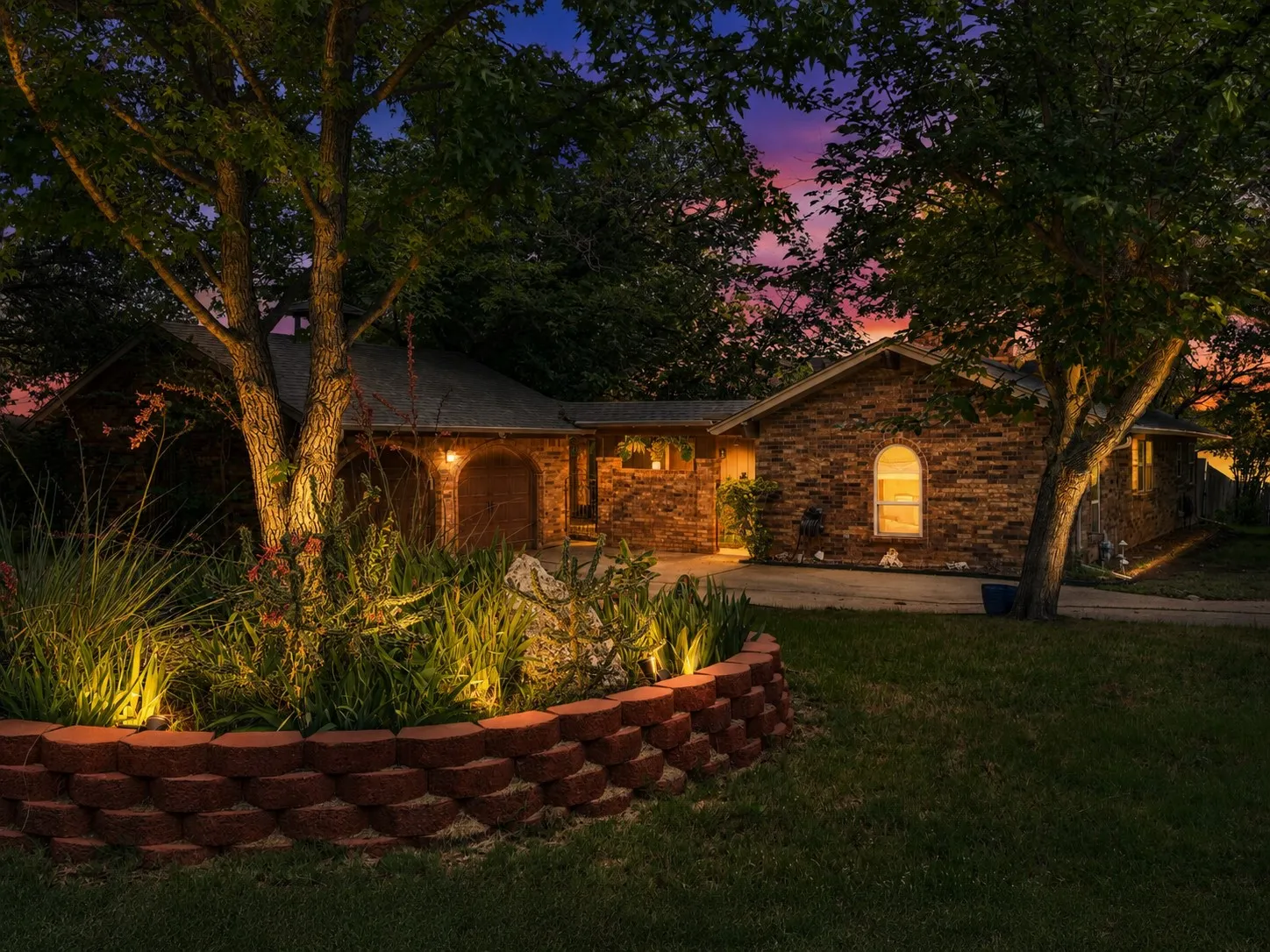 Single Family Residence For Sale in Tarrant County , 5310 Westminster Court S, Fort Worth, Texas 76133, 3 Bedroom, 2 Bathroom, 2 Garage spaces, 1,788 Sqft, built in 1969, mls#21282277, Real Estate Agent in Fort Worth, Homes For Sale in Tarrant county, Homes For Sale in Fort Worth, Realtor in Fort Worth Texas, Real Estate Brokerage Independent Realty Texas, Luminita Cordes Realtor