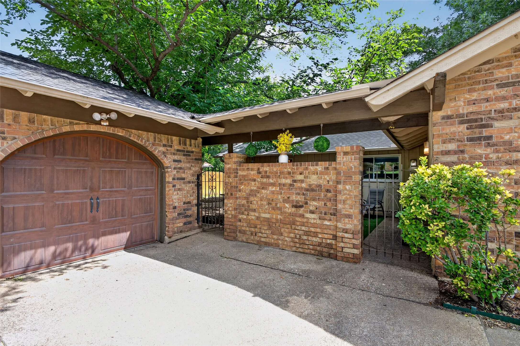Single Family Residence For Sale in Tarrant County , 5310 Westminster Court S, Fort Worth, Texas 76133, 3 Bedroom, 2 Bathroom, 2 Garage spaces, 1,788 Sqft, built in 1969, mls#21282277, Real Estate Agent in Fort Worth, Homes For Sale in Tarrant county, Homes For Sale in Fort Worth, Realtor in Fort Worth Texas, Real Estate Brokerage Independent Realty Texas, Luminita Cordes Realtor