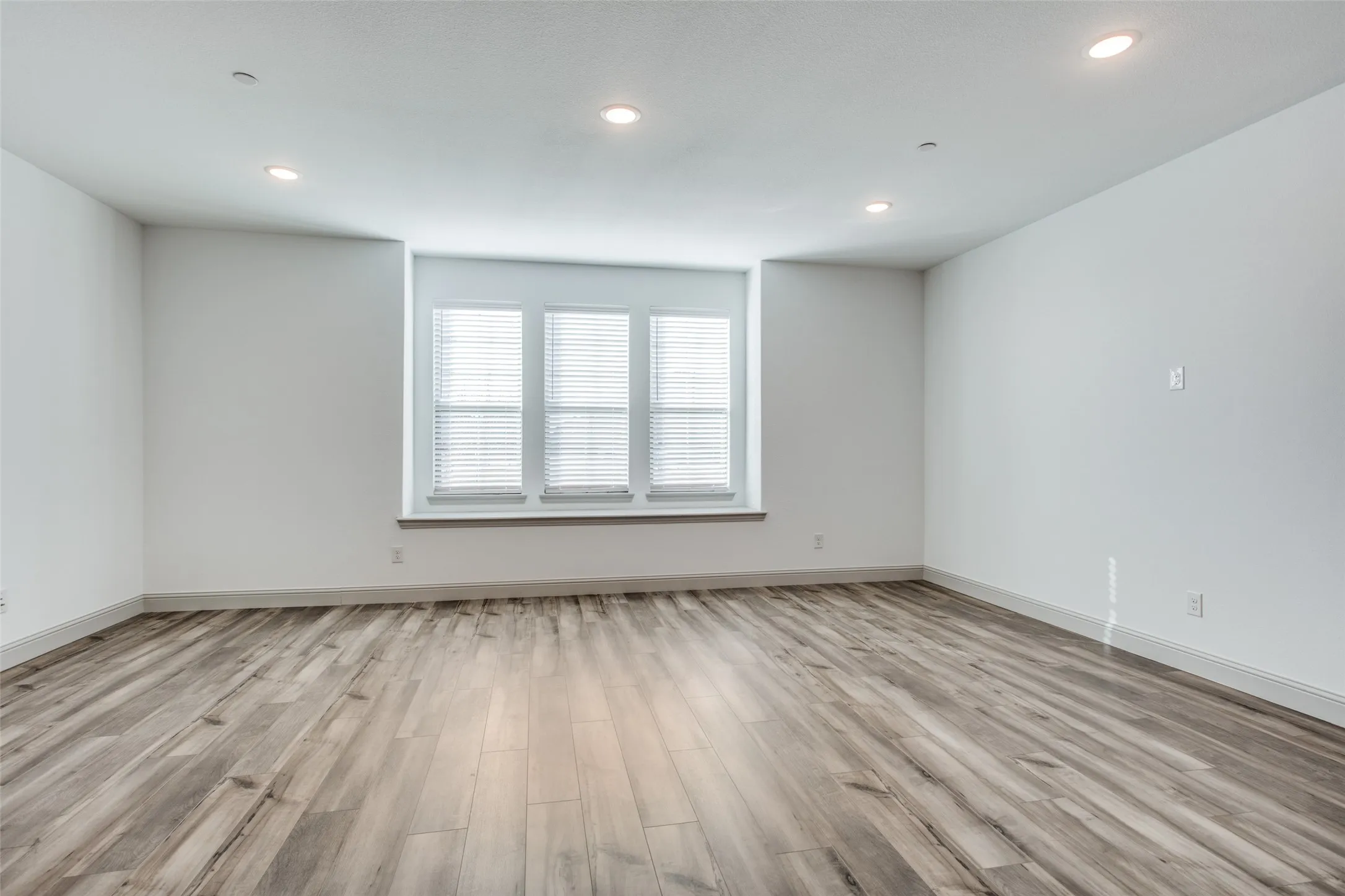 Expansive living area with Window​​‌​​​​‌​​‌‌​‌‌​​​‌‌​‌​‌​‌​​​‌​​ seat.