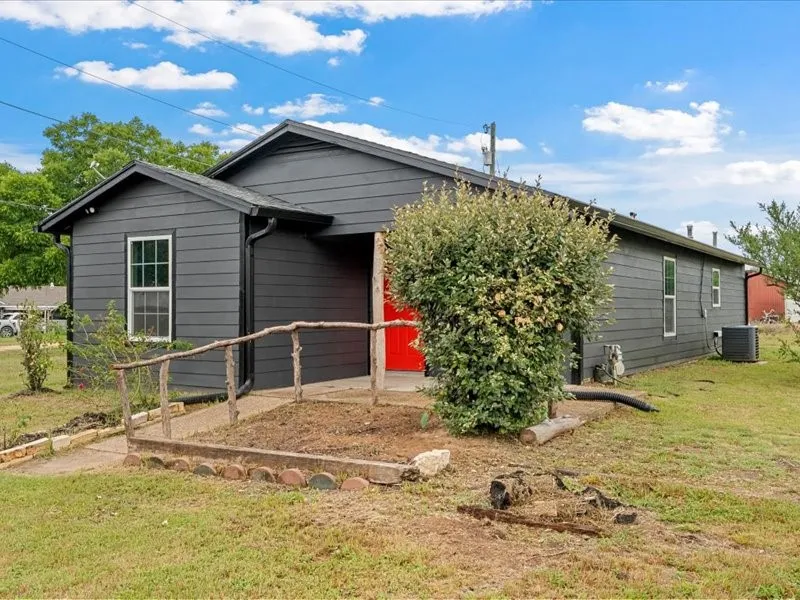 Single Family Residence For Sale in Mc Lennan County , 3336 Kendall Lane, Waco, Texas 76705, 3 Bedroom, 1 Bathroom, Garage spaces, 1,200 Sqft, built in 1966, Price $179,990, mls#21294147, Real Estate Agent in Waco, Homes For Sale in Mc Lennan county, Homes For Sale in Waco, Realtor in Waco Texas, Real Estate Brokerage Independent Realty Texas, Luminita Cordes Realtor