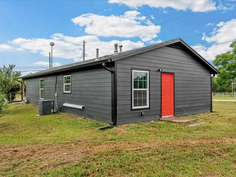 Single Family Residence For Sale in Mc Lennan County , 3336 Kendall Lane, Waco, Texas 76705, 3 Bedroom, 1 Bathroom, Garage spaces, 1,200 Sqft, built in 1966, Price $179,990, mls#21294147, Real Estate Agent in Waco, Homes For Sale in Mc Lennan county, Homes For Sale in Waco, Realtor in Waco Texas, Real Estate Brokerage Independent Realty Texas, Luminita Cordes Realtor