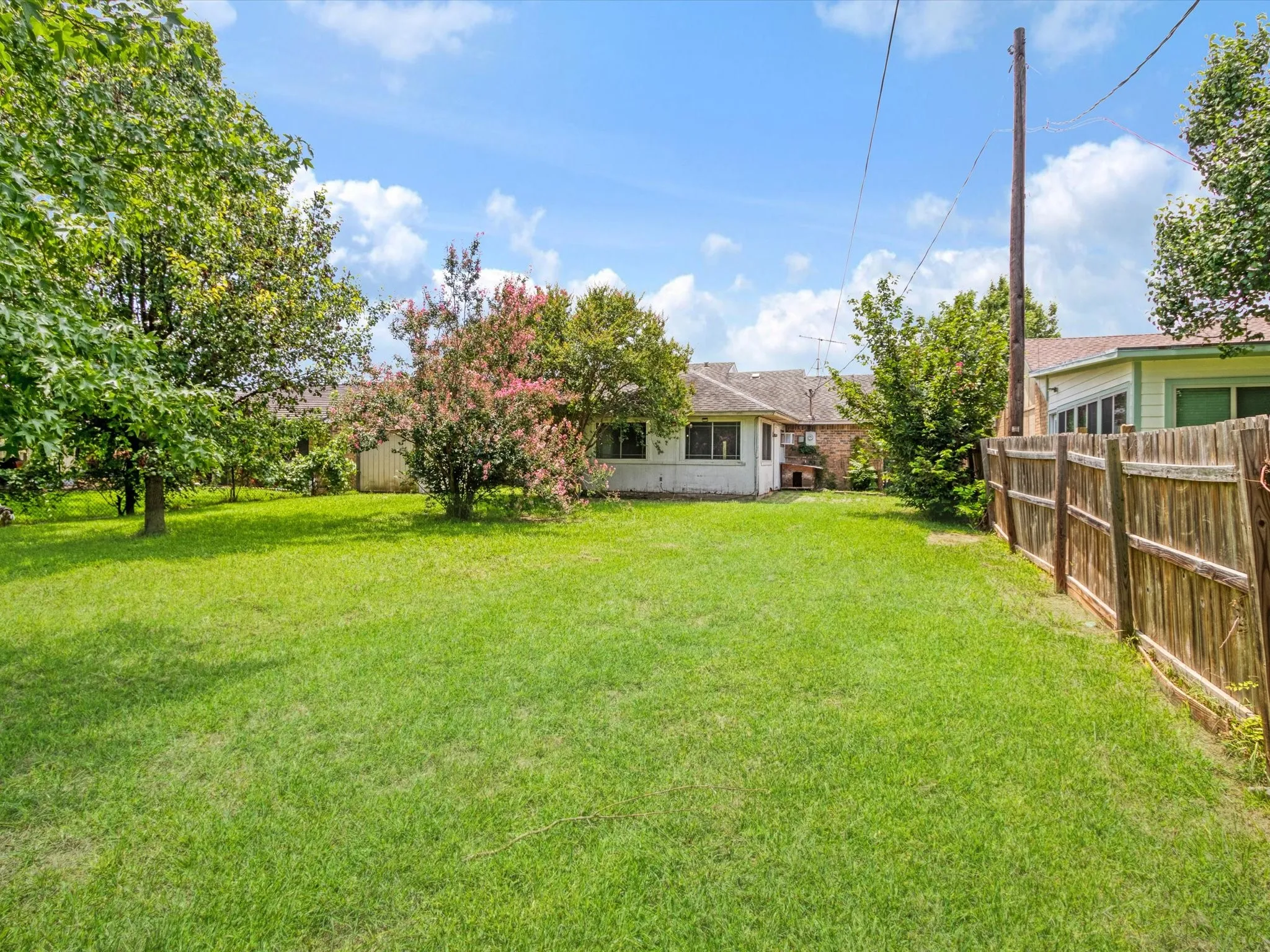 Single Family Residence For Sale in Kaufman County , 524 Carl C Senter Street, Forney, Texas 75126, 3 Bedroom, 1 Bathroom, 1 Garage spaces, 1,707 Sqft, built in 1981, mls#21293983, Real Estate Agent in Forney, Homes For Sale in Kaufman county, Homes For Sale in Forney, Realtor in Forney Texas, Real Estate Brokerage Independent Realty Texas, Luminita Cordes Realtor