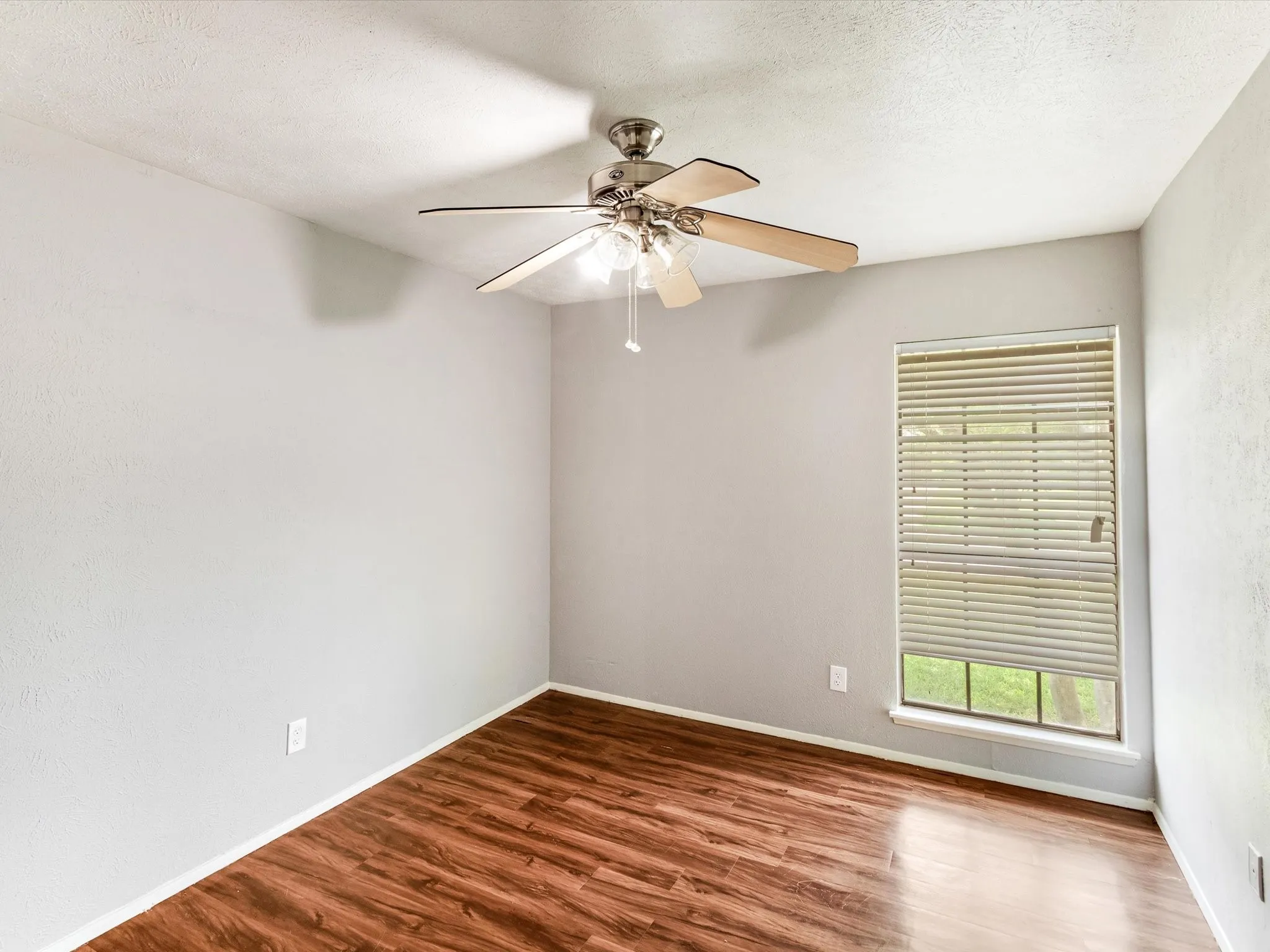 Single Family Residence For Sale in Kaufman County , 524 Carl C Senter Street, Forney, Texas 75126, 3 Bedroom, 1 Bathroom, 1 Garage spaces, 1,707 Sqft, built in 1981, mls#21293983, Real Estate Agent in Forney, Homes For Sale in Kaufman county, Homes For Sale in Forney, Realtor in Forney Texas, Real Estate Brokerage Independent Realty Texas, Luminita Cordes Realtor