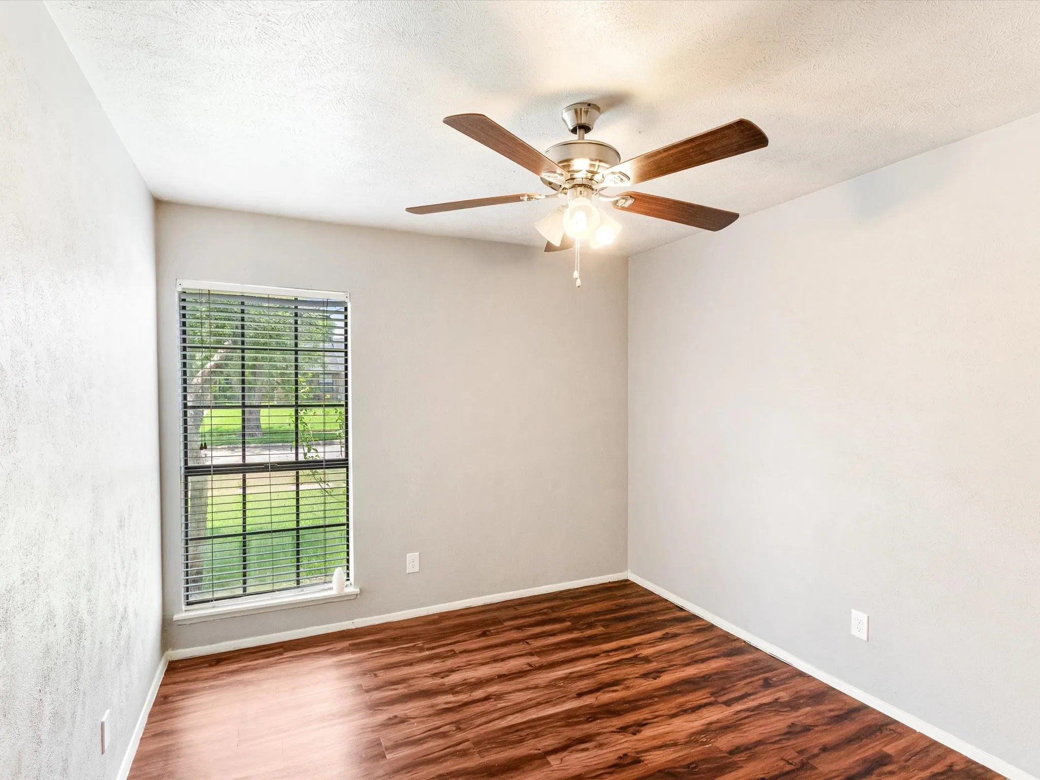 Single Family Residence For Sale in Kaufman County , 524 Carl C Senter Street, Forney, Texas 75126, 3 Bedroom, 1 Bathroom, 1 Garage spaces, 1,707 Sqft, built in 1981, mls#21293983, Real Estate Agent in Forney, Homes For Sale in Kaufman county, Homes For Sale in Forney, Realtor in Forney Texas, Real Estate Brokerage Independent Realty Texas, Luminita Cordes Realtor