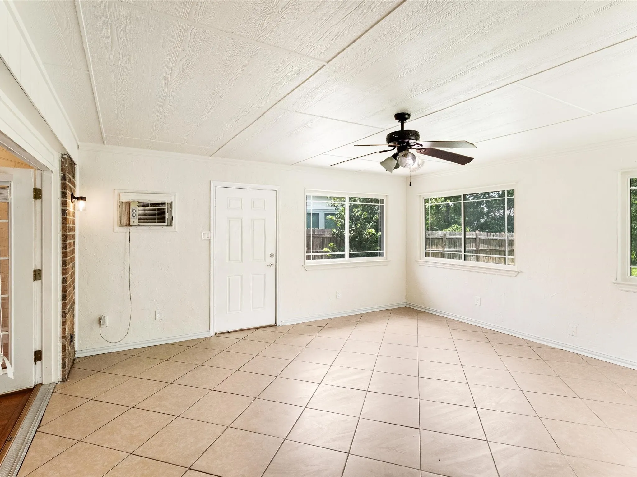 Single Family Residence For Sale in Kaufman County , 524 Carl C Senter Street, Forney, Texas 75126, 3 Bedroom, 1 Bathroom, 1 Garage spaces, 1,707 Sqft, built in 1981, mls#21293983, Real Estate Agent in Forney, Homes For Sale in Kaufman county, Homes For Sale in Forney, Realtor in Forney Texas, Real Estate Brokerage Independent Realty Texas, Luminita Cordes Realtor