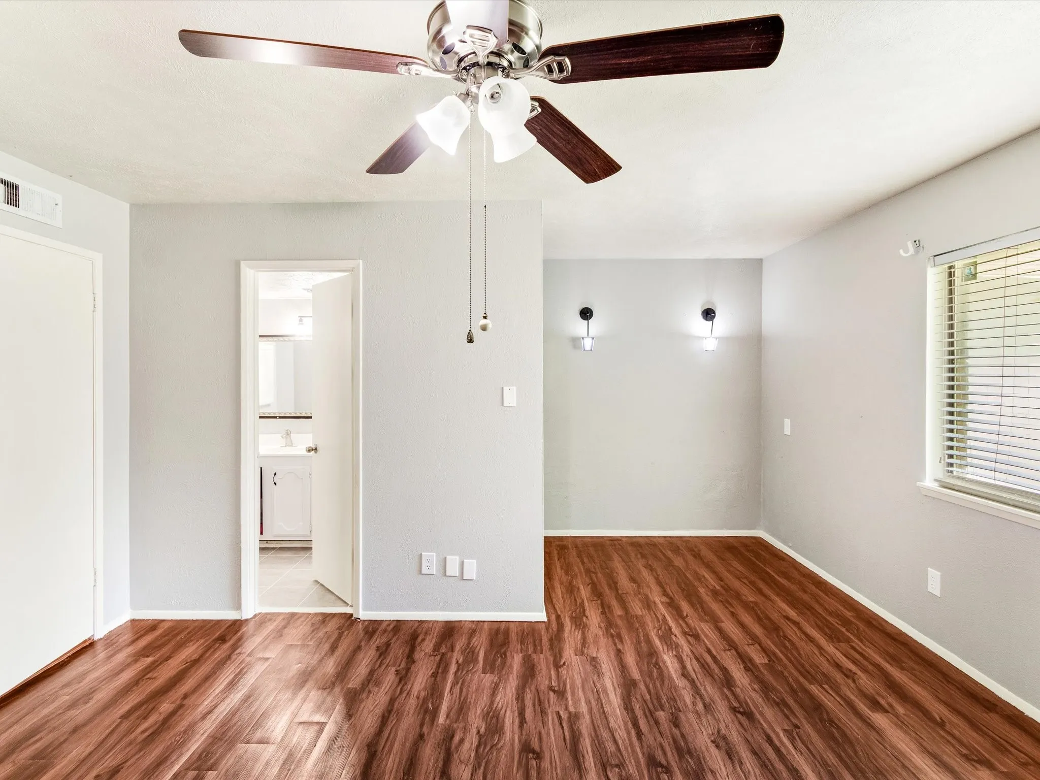 Single Family Residence For Sale in Kaufman County , 524 Carl C Senter Street, Forney, Texas 75126, 3 Bedroom, 1 Bathroom, 1 Garage spaces, 1,707 Sqft, built in 1981, mls#21293983, Real Estate Agent in Forney, Homes For Sale in Kaufman county, Homes For Sale in Forney, Realtor in Forney Texas, Real Estate Brokerage Independent Realty Texas, Luminita Cordes Realtor