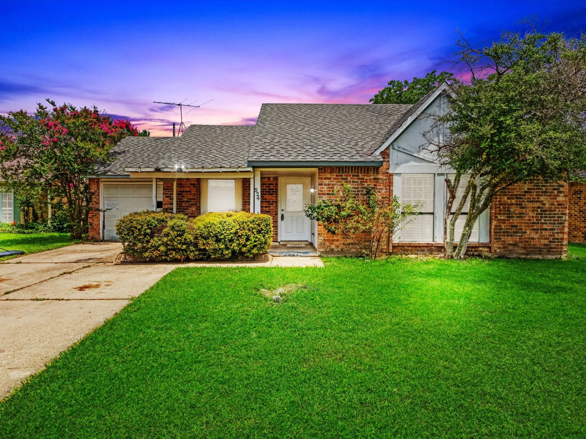 Single Family Residence For Sale in Kaufman County , 524 Carl C Senter Street, Forney, Texas 75126, 3 Bedroom, 1 Bathroom, 1 Garage spaces, 1,707 Sqft, built in 1981, mls#21293983, Real Estate Agent in Forney, Homes For Sale in Kaufman county, Homes For Sale in Forney, Realtor in Forney Texas, Real Estate Brokerage Independent Realty Texas, Luminita Cordes Realtor