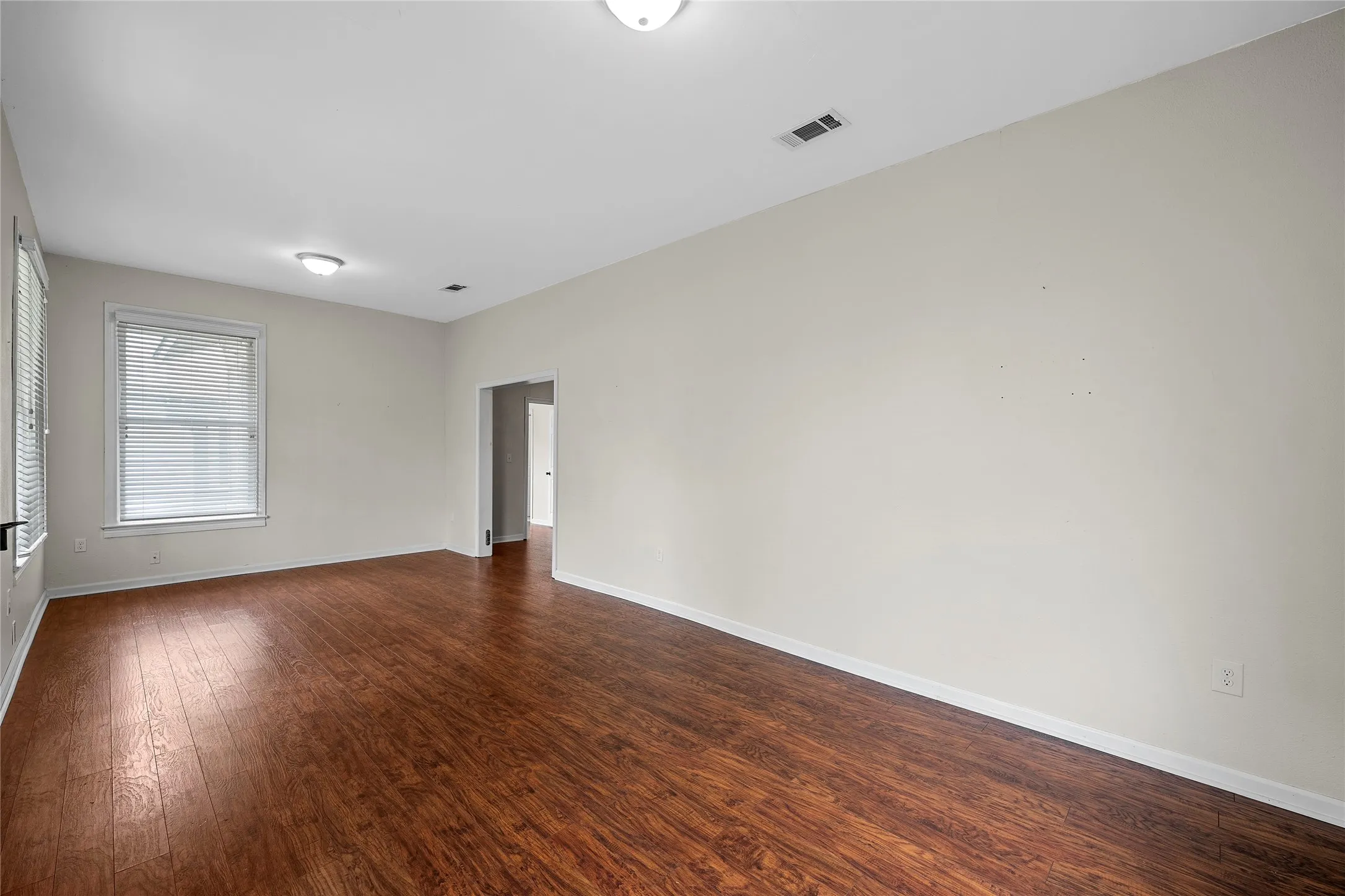 Single Family Residence For Sale in Mc Lennan County , 2616 Fort Avenue, Waco, Texas 76707, 3 Bedroom, 2 Bathroom, Garage spaces, 1,226 Sqft, built in 1917, mls#21287717, Real Estate Agent in Waco, Homes For Sale in Mc Lennan county, Homes For Sale in Waco, Realtor in Waco Texas, Real Estate Brokerage Independent Realty Texas, Luminita Cordes Realtor