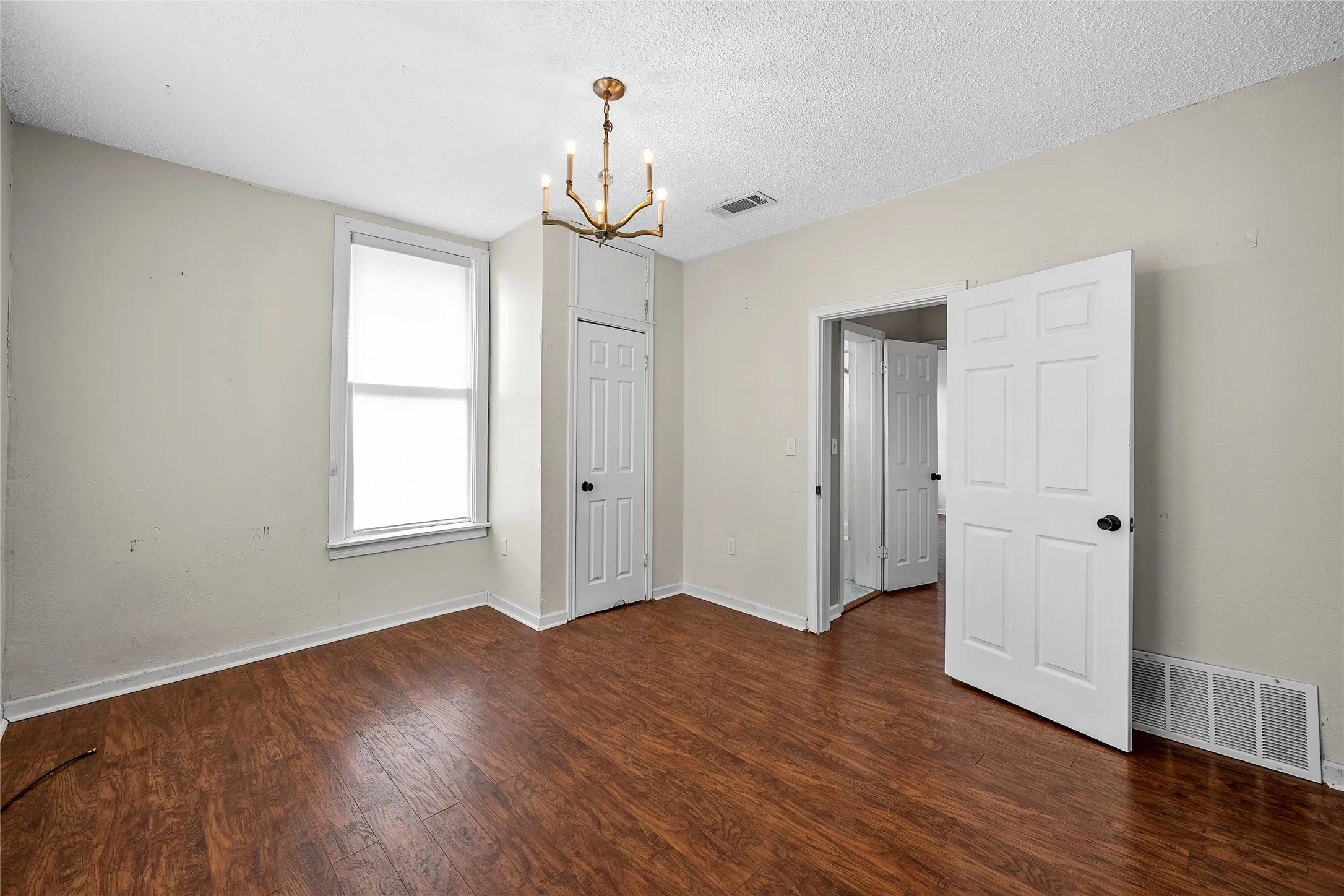 Single Family Residence For Sale in Mc Lennan County , 2616 Fort Avenue, Waco, Texas 76707, 3 Bedroom, 2 Bathroom, Garage spaces, 1,226 Sqft, built in 1917, mls#21287717, Real Estate Agent in Waco, Homes For Sale in Mc Lennan county, Homes For Sale in Waco, Realtor in Waco Texas, Real Estate Brokerage Independent Realty Texas, Luminita Cordes Realtor