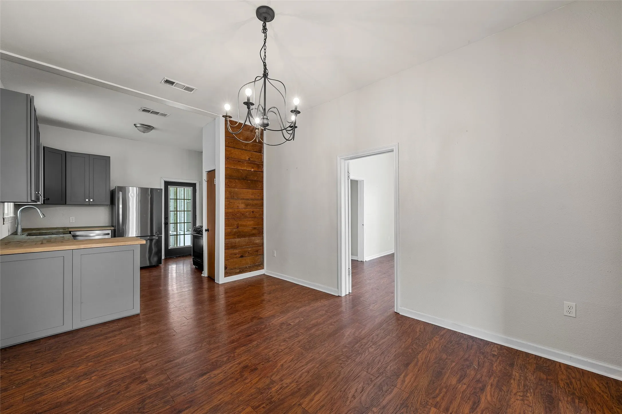 Single Family Residence For Sale in Mc Lennan County , 2616 Fort Avenue, Waco, Texas 76707, 3 Bedroom, 2 Bathroom, Garage spaces, 1,226 Sqft, built in 1917, mls#21287717, Real Estate Agent in Waco, Homes For Sale in Mc Lennan county, Homes For Sale in Waco, Realtor in Waco Texas, Real Estate Brokerage Independent Realty Texas, Luminita Cordes Realtor