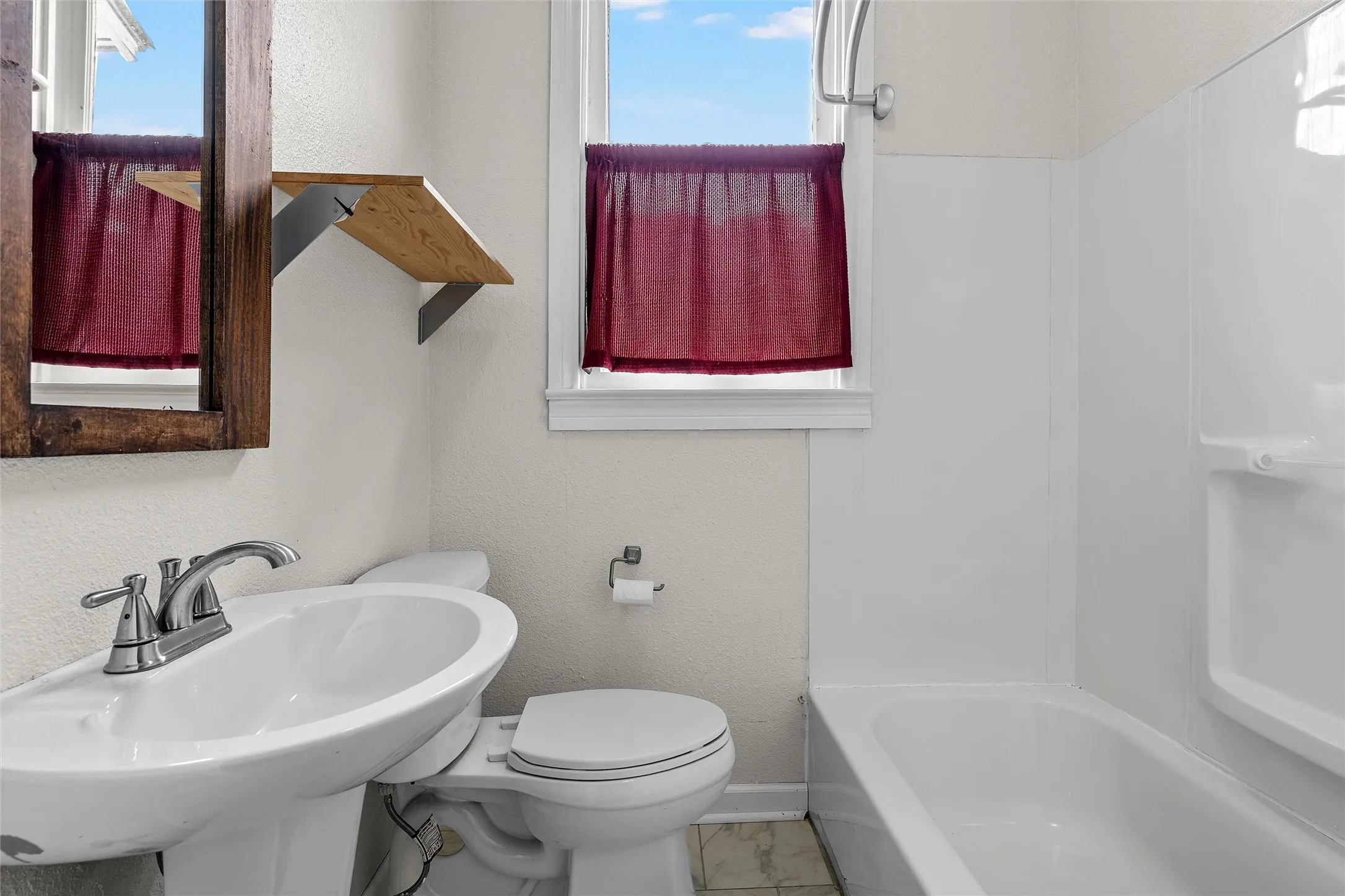 Single Family Residence For Sale in Mc Lennan County , 2616 Fort Avenue, Waco, Texas 76707, 3 Bedroom, 2 Bathroom, Garage spaces, 1,226 Sqft, built in 1917, mls#21287717, Real Estate Agent in Waco, Homes For Sale in Mc Lennan county, Homes For Sale in Waco, Realtor in Waco Texas, Real Estate Brokerage Independent Realty Texas, Luminita Cordes Realtor