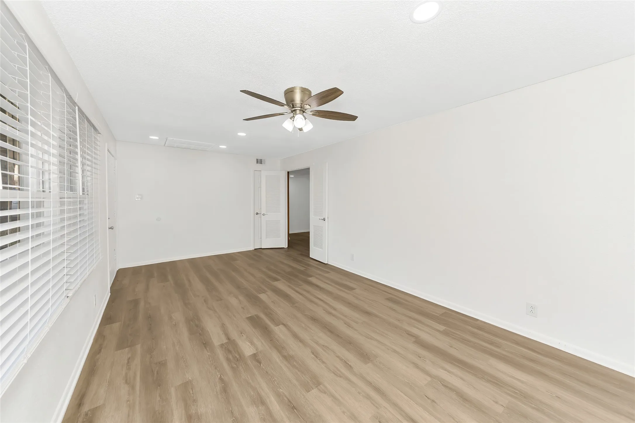Front room/Formal dining room