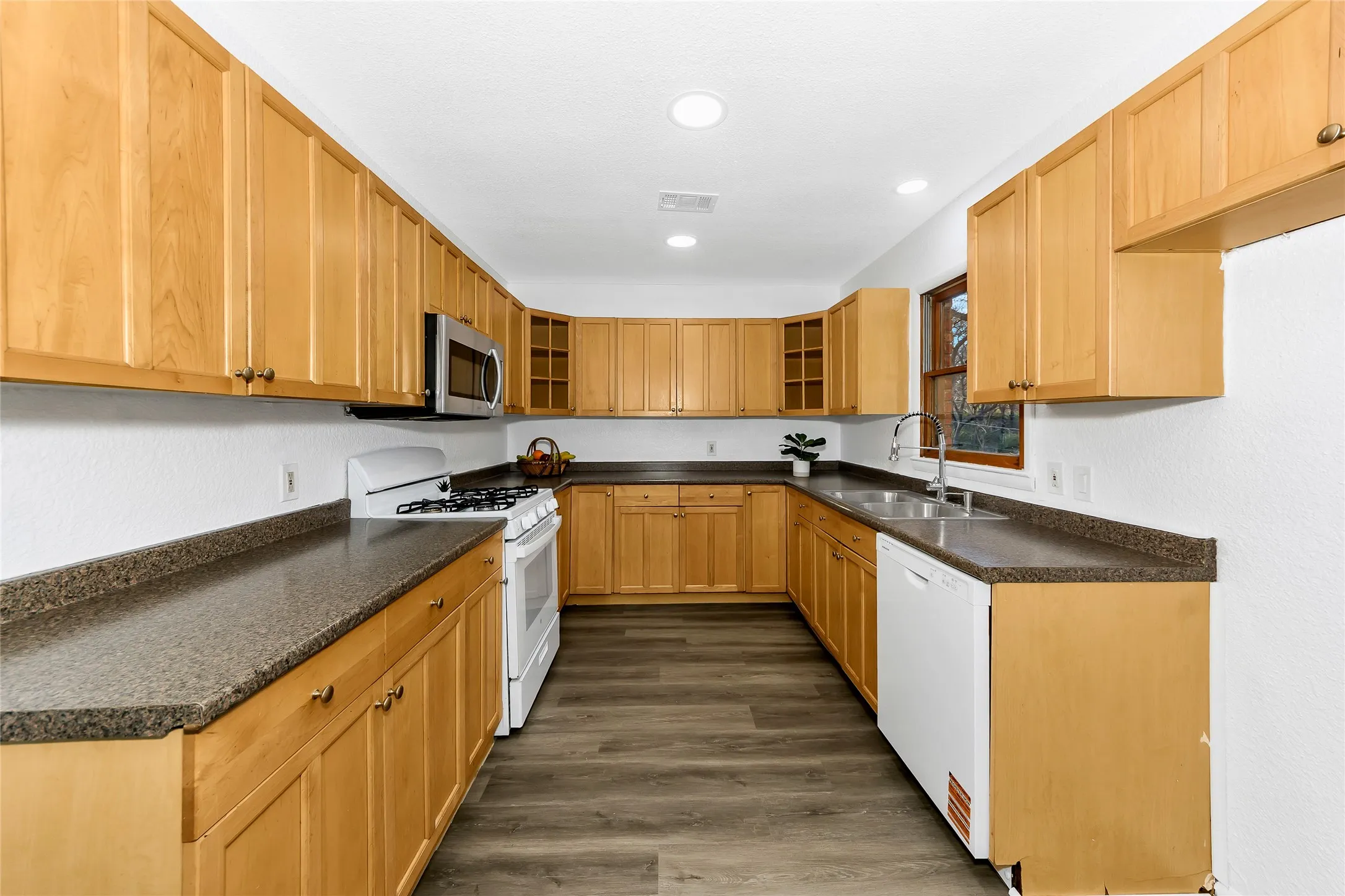 Single Family Residence For Rent in Tarrant County , 828 S Collins Street, Arlington, Texas 76010, 4 Bedroom, 2 Bathroom, 2 Garage spaces, 2,230 Sqft, built in 1959, mls#21294255, Real Estate Agent in Arlington, Homes For Rent in Tarrant county, Homes For Rent in Arlington, Realtor in Arlington Texas, Real Estate Brokerage Independent Realty Texas, Luminita Cordes Realtor