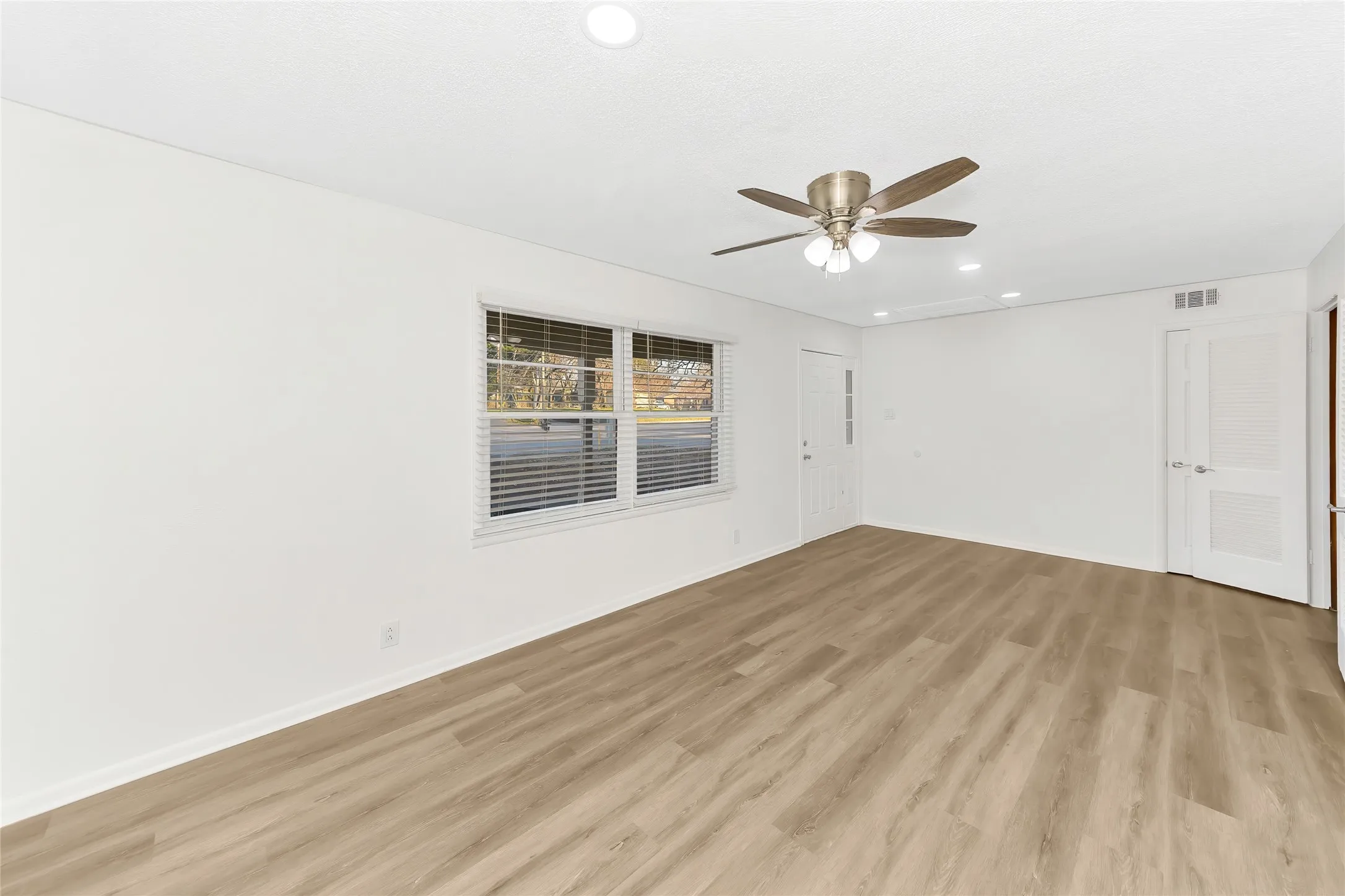 Front room/Formal dining room
