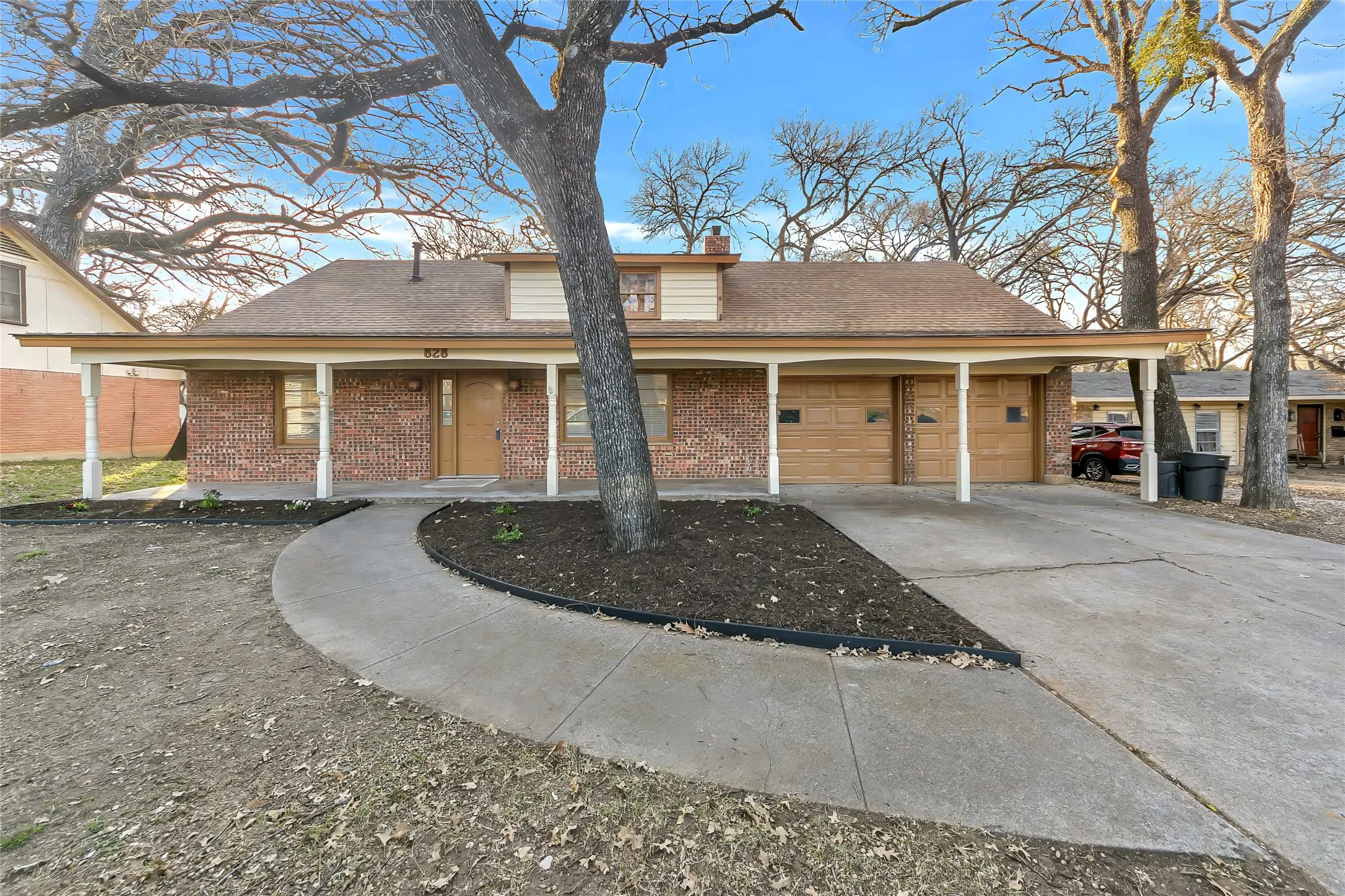Single Family Residence For Rent in Tarrant County , 828 S Collins Street, Arlington, Texas 76010, 4 Bedroom, 2 Bathroom, 2 Garage spaces, 2,230 Sqft, built in 1959, mls#21294255, Real Estate Agent in Arlington, Homes For Rent in Tarrant county, Homes For Rent in Arlington, Realtor in Arlington Texas, Real Estate Brokerage Independent Realty Texas, Luminita Cordes Realtor