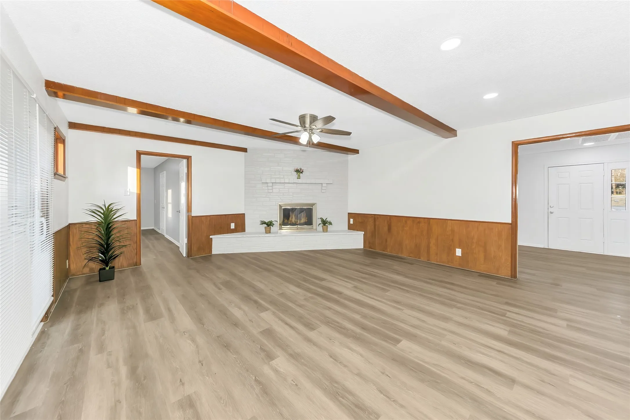 Single Family Residence For Rent in Tarrant County , 828 S Collins Street, Arlington, Texas 76010, 4 Bedroom, 2 Bathroom, 2 Garage spaces, 2,230 Sqft, built in 1959, mls#21294255, Real Estate Agent in Arlington, Homes For Rent in Tarrant county, Homes For Rent in Arlington, Realtor in Arlington Texas, Real Estate Brokerage Independent Realty Texas, Luminita Cordes Realtor