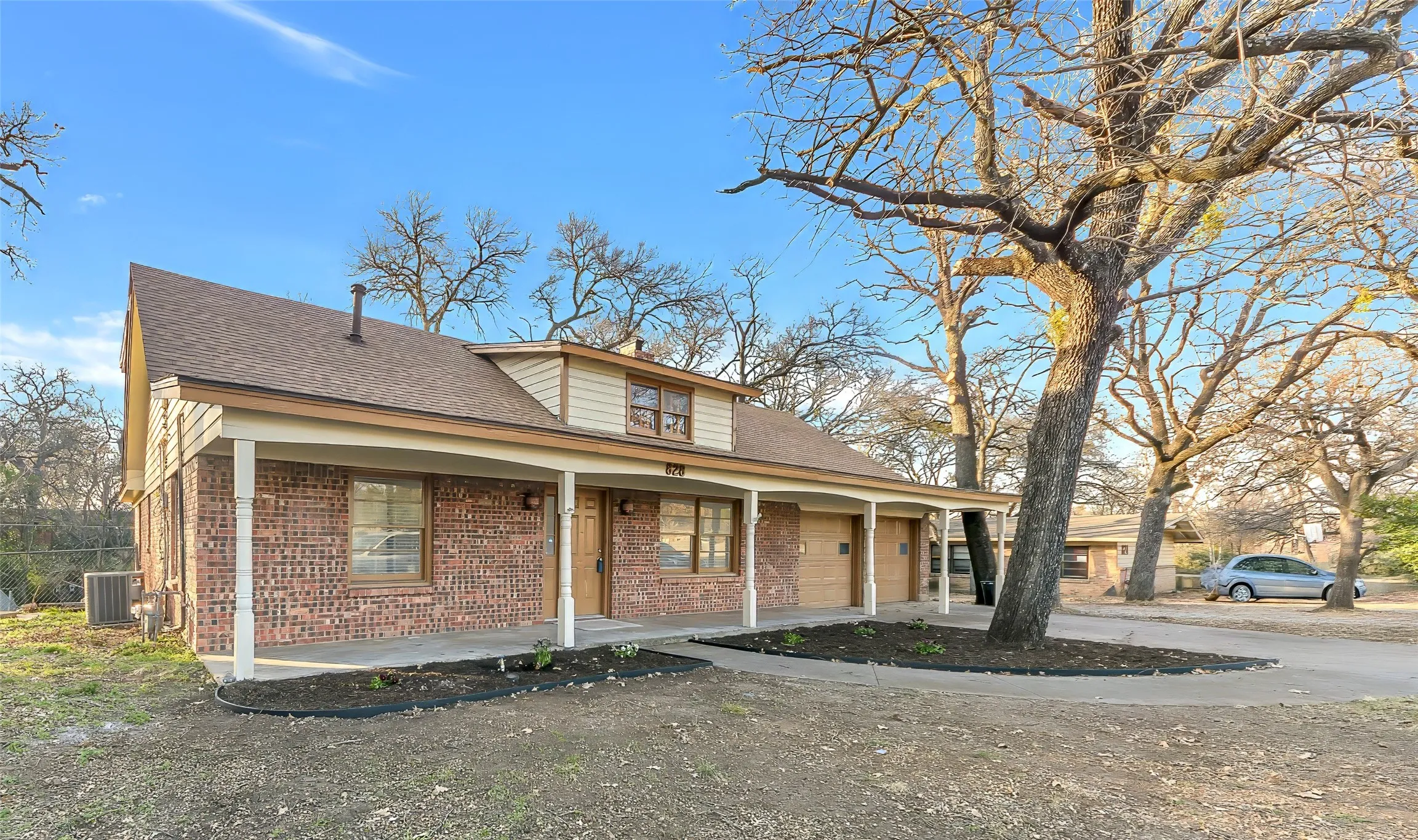 Single Family Residence For Rent in Tarrant County , 828 S Collins Street, Arlington, Texas 76010, 4 Bedroom, 2 Bathroom, 2 Garage spaces, 2,230 Sqft, built in 1959, mls#21294255, Real Estate Agent in Arlington, Homes For Rent in Tarrant county, Homes For Rent in Arlington, Realtor in Arlington Texas, Real Estate Brokerage Independent Realty Texas, Luminita Cordes Realtor