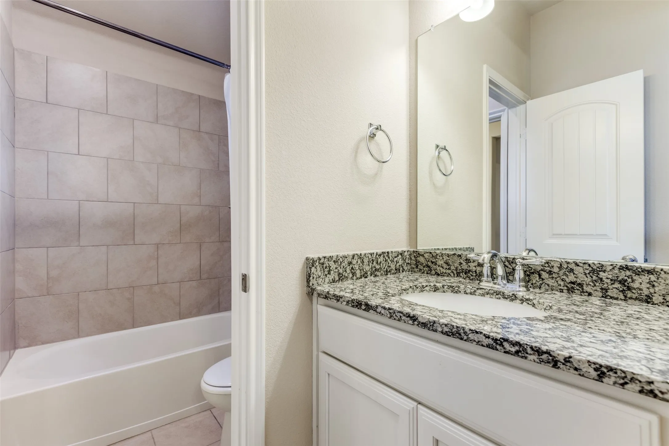 Single Family Residence For Rent in Collin County , 9905 Beaver Dam Lane, Mc Kinney, Texas 75071, 3 Bedroom, 3 Bathroom, 2 Garage spaces, 2,205 Sqft, built in 2016, mls#21294257, Real Estate Agent in Mc Kinney, Homes For Rent in Collin county, Homes For Rent in Mc Kinney, Realtor in Mc Kinney Texas, Real Estate Brokerage Independent Realty Texas, Luminita Cordes Realtor