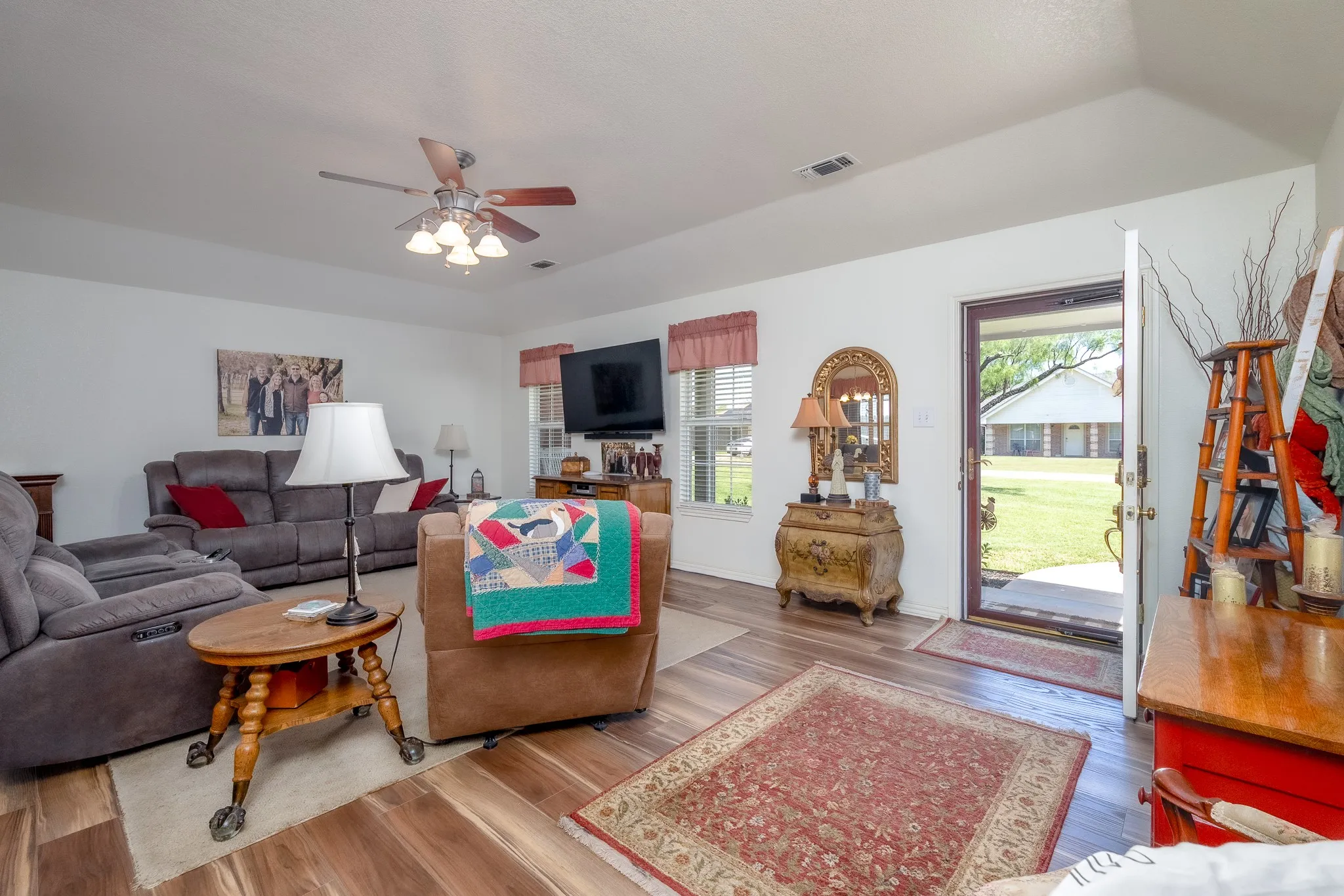 Single Family Residence For Sale in Callahan County , 1113 Devin Drive, Clyde, Texas 79510, 4 Bedroom, 2 Bathroom, 2 Garage spaces, 1,833 Sqft, built in 2004, mls#21293324, Real Estate Agent in Clyde, Homes For Sale in Callahan county, Homes For Sale in Clyde, Realtor in Clyde Texas, Real Estate Brokerage Independent Realty Texas, Luminita Cordes Realtor