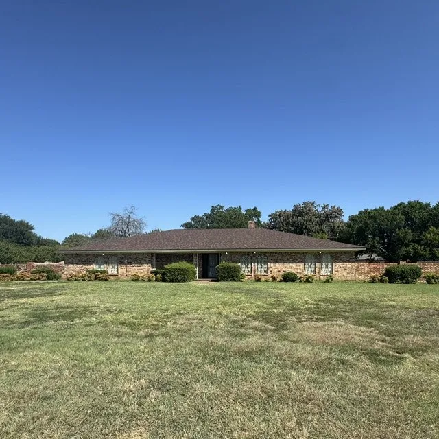 Single Family Residence For Sale in Johnson County , 1210 W Westhill Drive, Cleburne, Texas 76033, 3 Bedroom, 4 Bathroom, 2 Garage spaces, 2,594 Sqft, built in 1970, mls#21294265, Real Estate Agent in Cleburne, Homes For Sale in Johnson county, Homes For Sale in Cleburne, Realtor in Cleburne Texas, Real Estate Brokerage Independent Realty Texas, Luminita Cordes Realtor