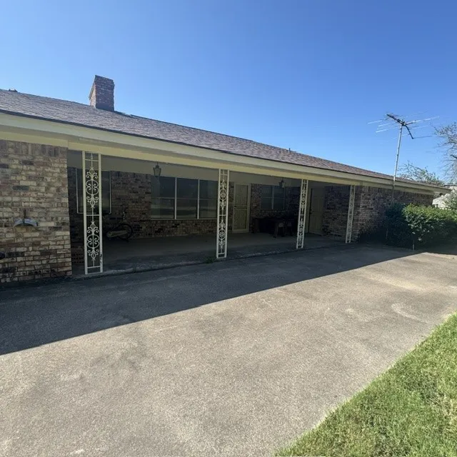 Single Family Residence For Sale in Johnson County , 1210 W Westhill Drive, Cleburne, Texas 76033, 3 Bedroom, 4 Bathroom, 2 Garage spaces, 2,594 Sqft, built in 1970, mls#21294265, Real Estate Agent in Cleburne, Homes For Sale in Johnson county, Homes For Sale in Cleburne, Realtor in Cleburne Texas, Real Estate Brokerage Independent Realty Texas, Luminita Cordes Realtor