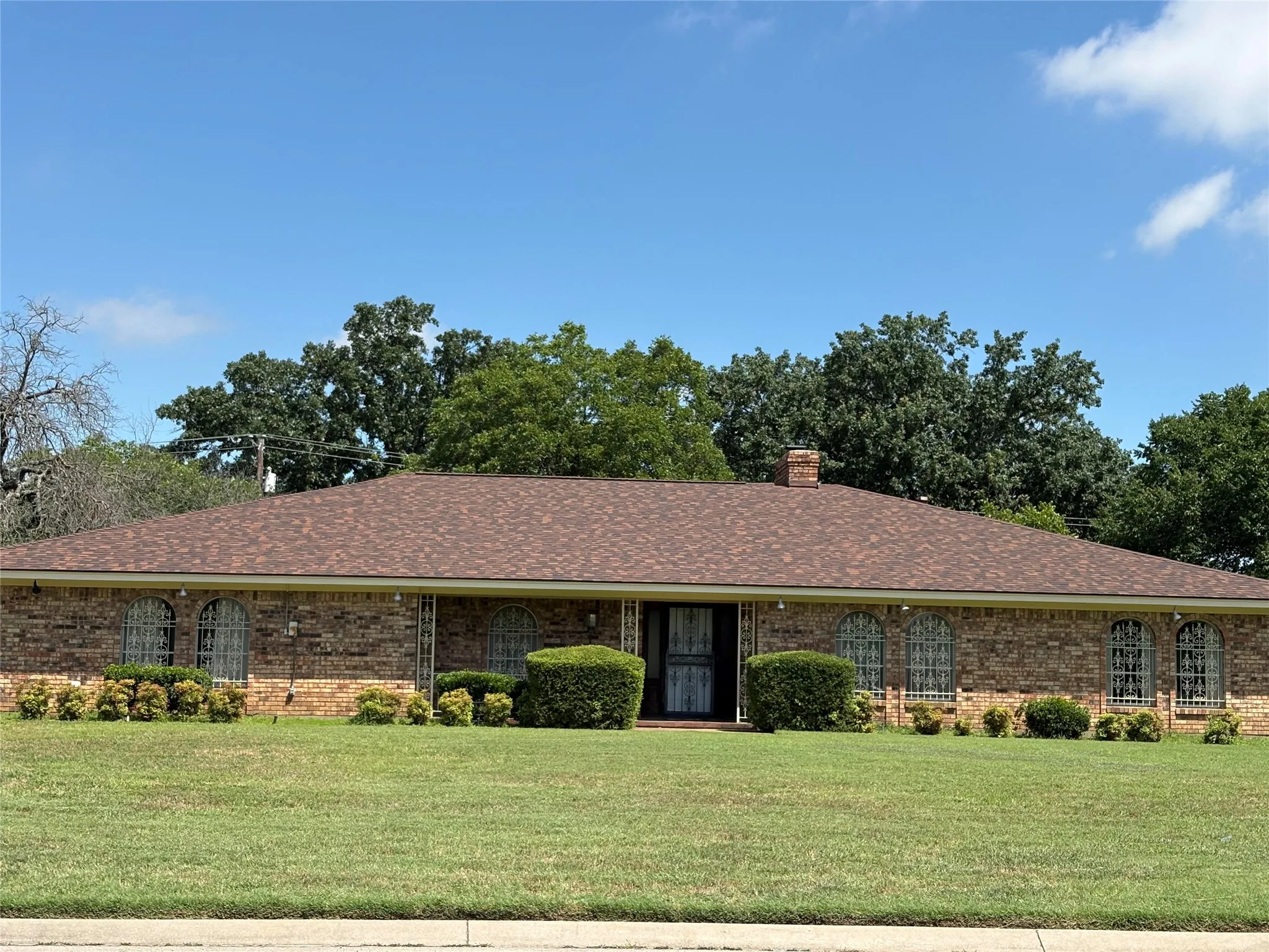 Single Family Residence For Sale in Johnson County , 1210 W Westhill Drive, Cleburne, Texas 76033, 3 Bedroom, 4 Bathroom, 2 Garage spaces, 2,594 Sqft, built in 1970, mls#21294265, Real Estate Agent in Cleburne, Homes For Sale in Johnson county, Homes For Sale in Cleburne, Realtor in Cleburne Texas, Real Estate Brokerage Independent Realty Texas, Luminita Cordes Realtor