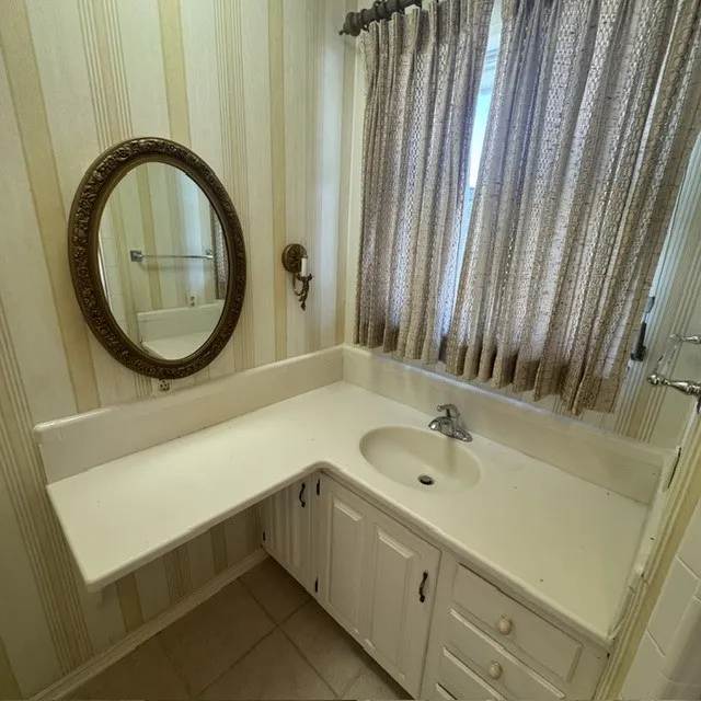 Single Family Residence For Sale in Johnson County , 1210 W Westhill Drive, Cleburne, Texas 76033, 3 Bedroom, 4 Bathroom, 2 Garage spaces, 2,594 Sqft, built in 1970, mls#21294265, Real Estate Agent in Cleburne, Homes For Sale in Johnson county, Homes For Sale in Cleburne, Realtor in Cleburne Texas, Real Estate Brokerage Independent Realty Texas, Luminita Cordes Realtor