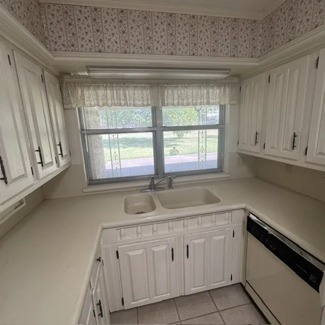 Single Family Residence For Sale in Johnson County , 1210 W Westhill Drive, Cleburne, Texas 76033, 3 Bedroom, 4 Bathroom, 2 Garage spaces, 2,594 Sqft, built in 1970, mls#21294265, Real Estate Agent in Cleburne, Homes For Sale in Johnson county, Homes For Sale in Cleburne, Realtor in Cleburne Texas, Real Estate Brokerage Independent Realty Texas, Luminita Cordes Realtor