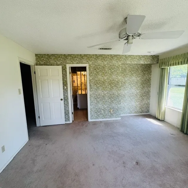 Single Family Residence For Sale in Johnson County , 1210 W Westhill Drive, Cleburne, Texas 76033, 3 Bedroom, 4 Bathroom, 2 Garage spaces, 2,594 Sqft, built in 1970, mls#21294265, Real Estate Agent in Cleburne, Homes For Sale in Johnson county, Homes For Sale in Cleburne, Realtor in Cleburne Texas, Real Estate Brokerage Independent Realty Texas, Luminita Cordes Realtor