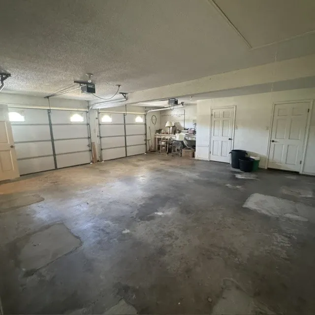 Single Family Residence For Sale in Johnson County , 1210 W Westhill Drive, Cleburne, Texas 76033, 3 Bedroom, 4 Bathroom, 2 Garage spaces, 2,594 Sqft, built in 1970, mls#21294265, Real Estate Agent in Cleburne, Homes For Sale in Johnson county, Homes For Sale in Cleburne, Realtor in Cleburne Texas, Real Estate Brokerage Independent Realty Texas, Luminita Cordes Realtor