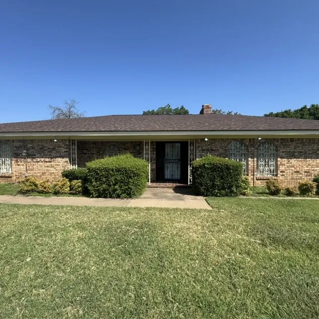 Single Family Residence For Sale in Johnson County , 1210 W Westhill Drive, Cleburne, Texas 76033, 3 Bedroom, 4 Bathroom, 2 Garage spaces, 2,594 Sqft, built in 1970, mls#21294265, Real Estate Agent in Cleburne, Homes For Sale in Johnson county, Homes For Sale in Cleburne, Realtor in Cleburne Texas, Real Estate Brokerage Independent Realty Texas, Luminita Cordes Realtor