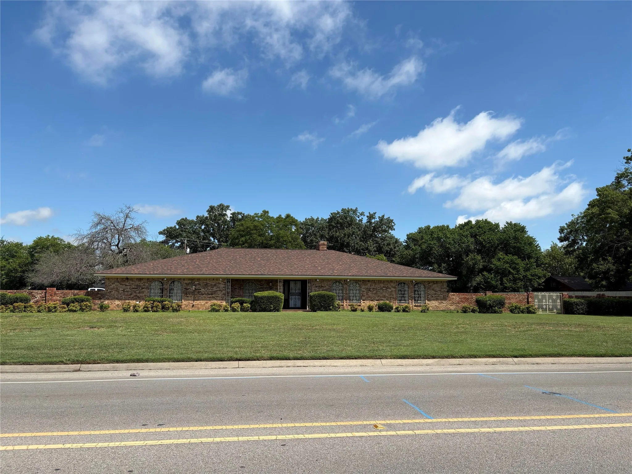 Single Family Residence For Sale in Johnson County , 1210 W Westhill Drive, Cleburne, Texas 76033, 3 Bedroom, 4 Bathroom, 2 Garage spaces, 2,594 Sqft, built in 1970, mls#21294265, Real Estate Agent in Cleburne, Homes For Sale in Johnson county, Homes For Sale in Cleburne, Realtor in Cleburne Texas, Real Estate Brokerage Independent Realty Texas, Luminita Cordes Realtor
