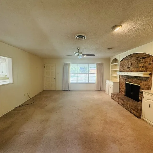 Single Family Residence For Sale in Johnson County , 1210 W Westhill Drive, Cleburne, Texas 76033, 3 Bedroom, 4 Bathroom, 2 Garage spaces, 2,594 Sqft, built in 1970, mls#21294265, Real Estate Agent in Cleburne, Homes For Sale in Johnson county, Homes For Sale in Cleburne, Realtor in Cleburne Texas, Real Estate Brokerage Independent Realty Texas, Luminita Cordes Realtor