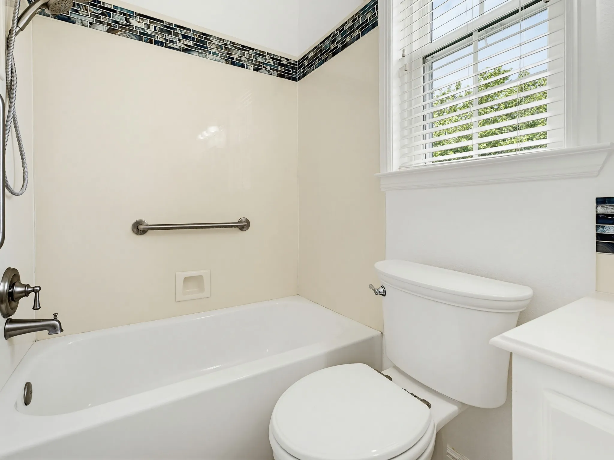 Single Family Residence For Sale in Rockwall County , 201 Willowcrest, Rockwall, Texas 75032, 4 Bedroom, 5 Bathroom, 3 Garage spaces, 3,645 Sqft, built in 1998, mls#21291044, Real Estate Agent in Rockwall, Homes For Sale in Rockwall county, Homes For Sale in Rockwall, Realtor in Rockwall Texas, Real Estate Brokerage Independent Realty Texas, Luminita Cordes Realtor