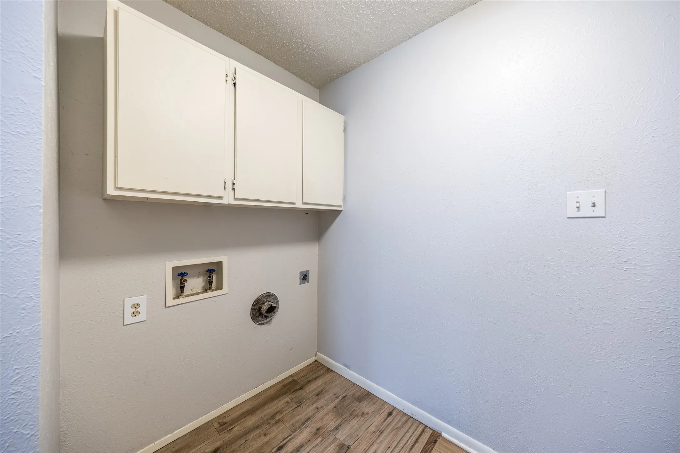 Single Family Residence For Sale in Collin County , 669 Buffalo Bend, Plano, Texas 75023, 3 Bedroom, 2 Bathroom, 2 Garage spaces, 1,444 Sqft, built in 1981, mls#21293779, Real Estate Agent in Plano, Homes For Sale in Collin county, Homes For Sale in Plano, Realtor in Plano Texas, Real Estate Brokerage Independent Realty Texas, Luminita Cordes Realtor