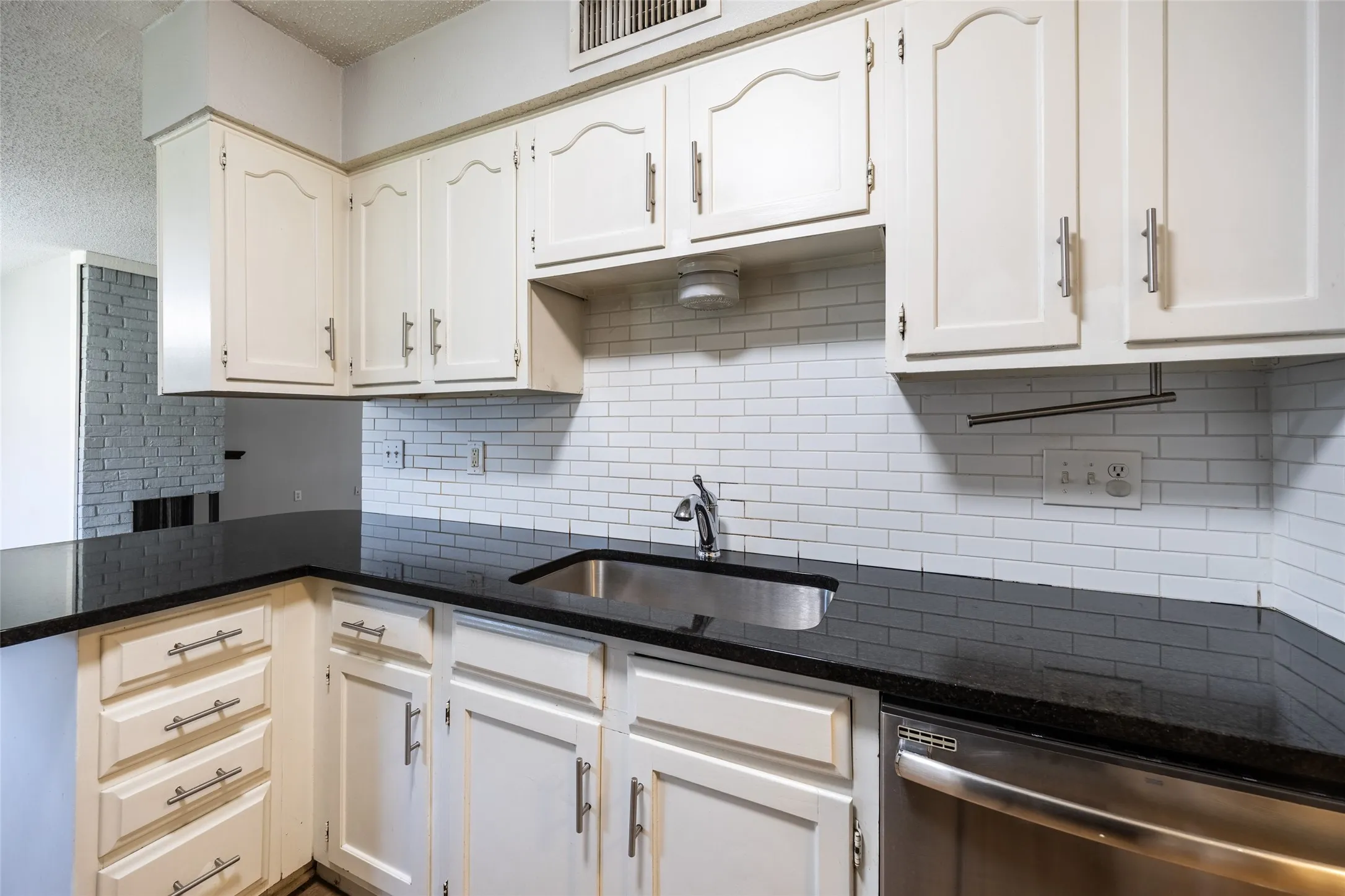 Single Family Residence For Sale in Collin County , 669 Buffalo Bend, Plano, Texas 75023, 3 Bedroom, 2 Bathroom, 2 Garage spaces, 1,444 Sqft, built in 1981, mls#21293779, Real Estate Agent in Plano, Homes For Sale in Collin county, Homes For Sale in Plano, Realtor in Plano Texas, Real Estate Brokerage Independent Realty Texas, Luminita Cordes Realtor