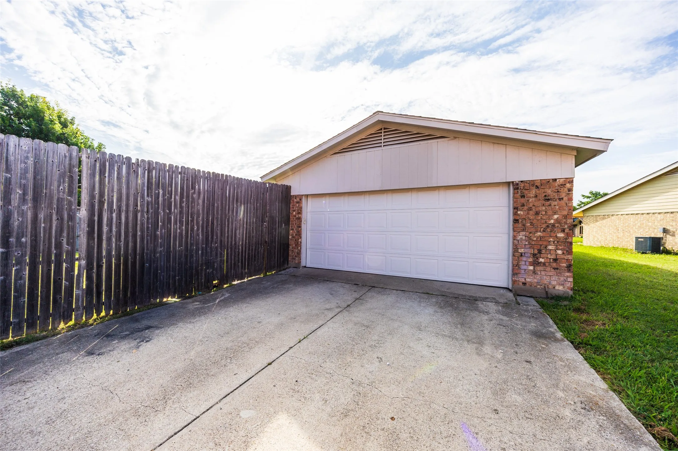 Single Family Residence For Sale in Collin County , 669 Buffalo Bend, Plano, Texas 75023, 3 Bedroom, 2 Bathroom, 2 Garage spaces, 1,444 Sqft, built in 1981, mls#21293779, Real Estate Agent in Plano, Homes For Sale in Collin county, Homes For Sale in Plano, Realtor in Plano Texas, Real Estate Brokerage Independent Realty Texas, Luminita Cordes Realtor