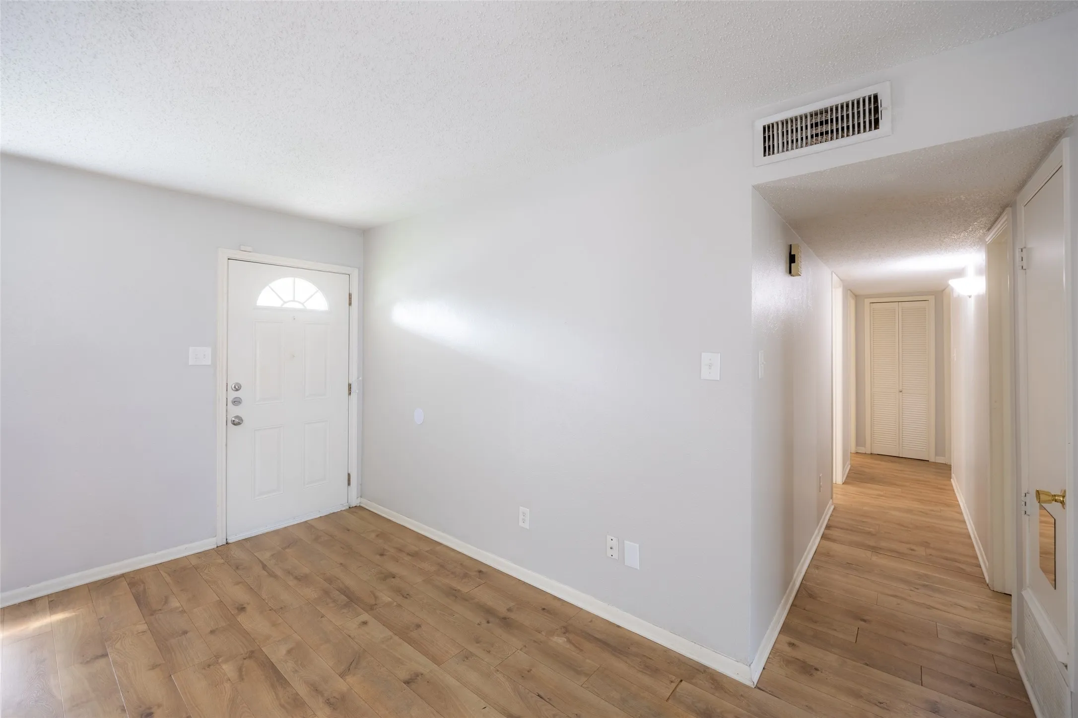 Single Family Residence For Sale in Collin County , 669 Buffalo Bend, Plano, Texas 75023, 3 Bedroom, 2 Bathroom, 2 Garage spaces, 1,444 Sqft, built in 1981, mls#21293779, Real Estate Agent in Plano, Homes For Sale in Collin county, Homes For Sale in Plano, Realtor in Plano Texas, Real Estate Brokerage Independent Realty Texas, Luminita Cordes Realtor
