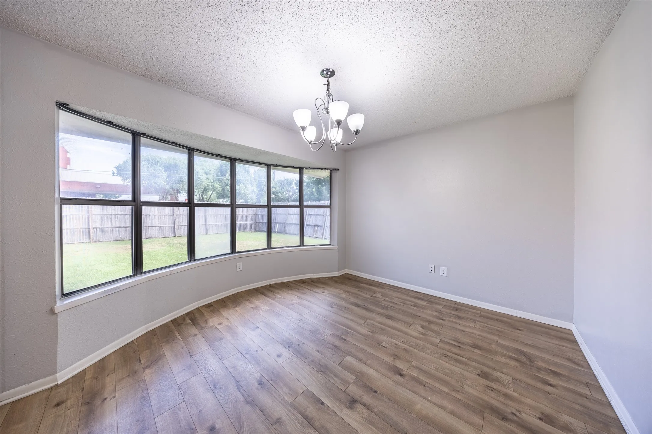 Single Family Residence For Sale in Collin County , 669 Buffalo Bend, Plano, Texas 75023, 3 Bedroom, 2 Bathroom, 2 Garage spaces, 1,444 Sqft, built in 1981, mls#21293779, Real Estate Agent in Plano, Homes For Sale in Collin county, Homes For Sale in Plano, Realtor in Plano Texas, Real Estate Brokerage Independent Realty Texas, Luminita Cordes Realtor