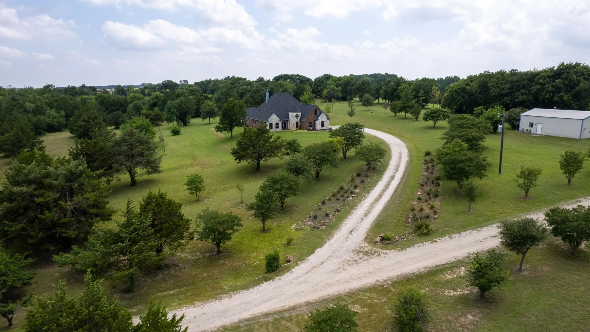 Farm For Sale in Grayson County , 303 Celtic Road, Howe, Texas 75459, 3 Bedroom, 4 Bathroom, 2 Garage spaces, 2,706 Sqft, built in 2004, mls#21292759, Real Estate Agent in Howe, Homes For Sale in Grayson county, Homes For Sale in Howe, Realtor in Howe Texas, Real Estate Brokerage Independent Realty Texas, Luminita Cordes Realtor