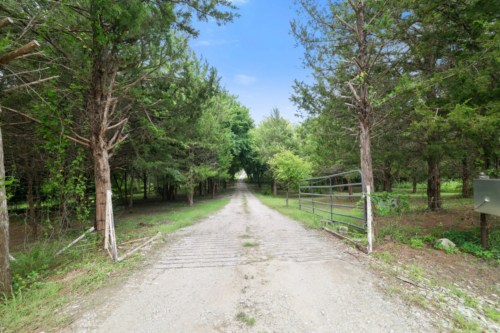 Farm For Sale in Grayson County , 303 Celtic Road, Howe, Texas 75459, 3 Bedroom, 4 Bathroom, 2 Garage spaces, 2,706 Sqft, built in 2004, mls#21292759, Real Estate Agent in Howe, Homes For Sale in Grayson county, Homes For Sale in Howe, Realtor in Howe Texas, Real Estate Brokerage Independent Realty Texas, Luminita Cordes Realtor