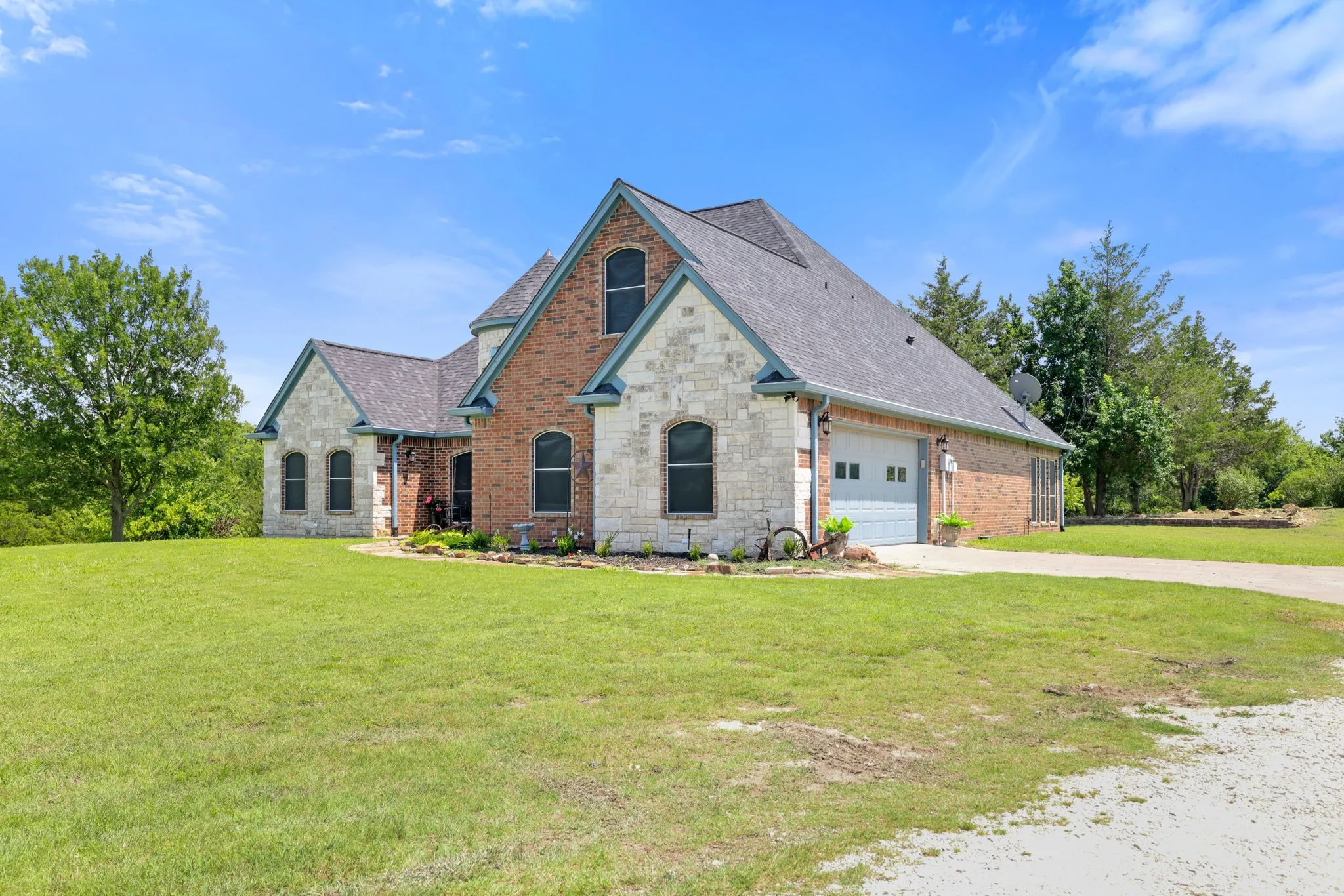 Farm For Sale in Grayson County , 303 Celtic Road, Howe, Texas 75459, 3 Bedroom, 4 Bathroom, 2 Garage spaces, 2,706 Sqft, built in 2004, mls#21292759, Real Estate Agent in Howe, Homes For Sale in Grayson county, Homes For Sale in Howe, Realtor in Howe Texas, Real Estate Brokerage Independent Realty Texas, Luminita Cordes Realtor